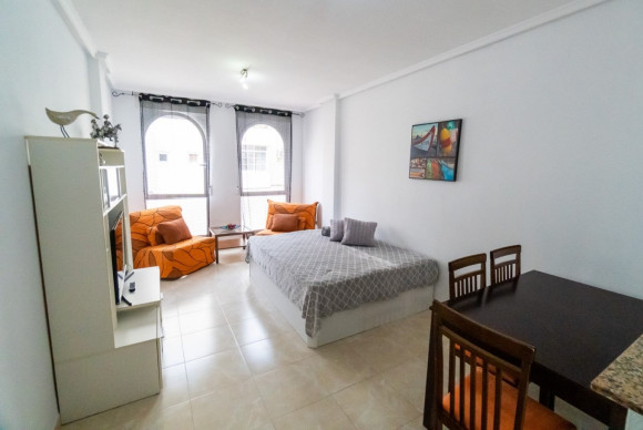 Apartamento / piso - Alquiler a largo plazo - Torrevieja - Playa del cura