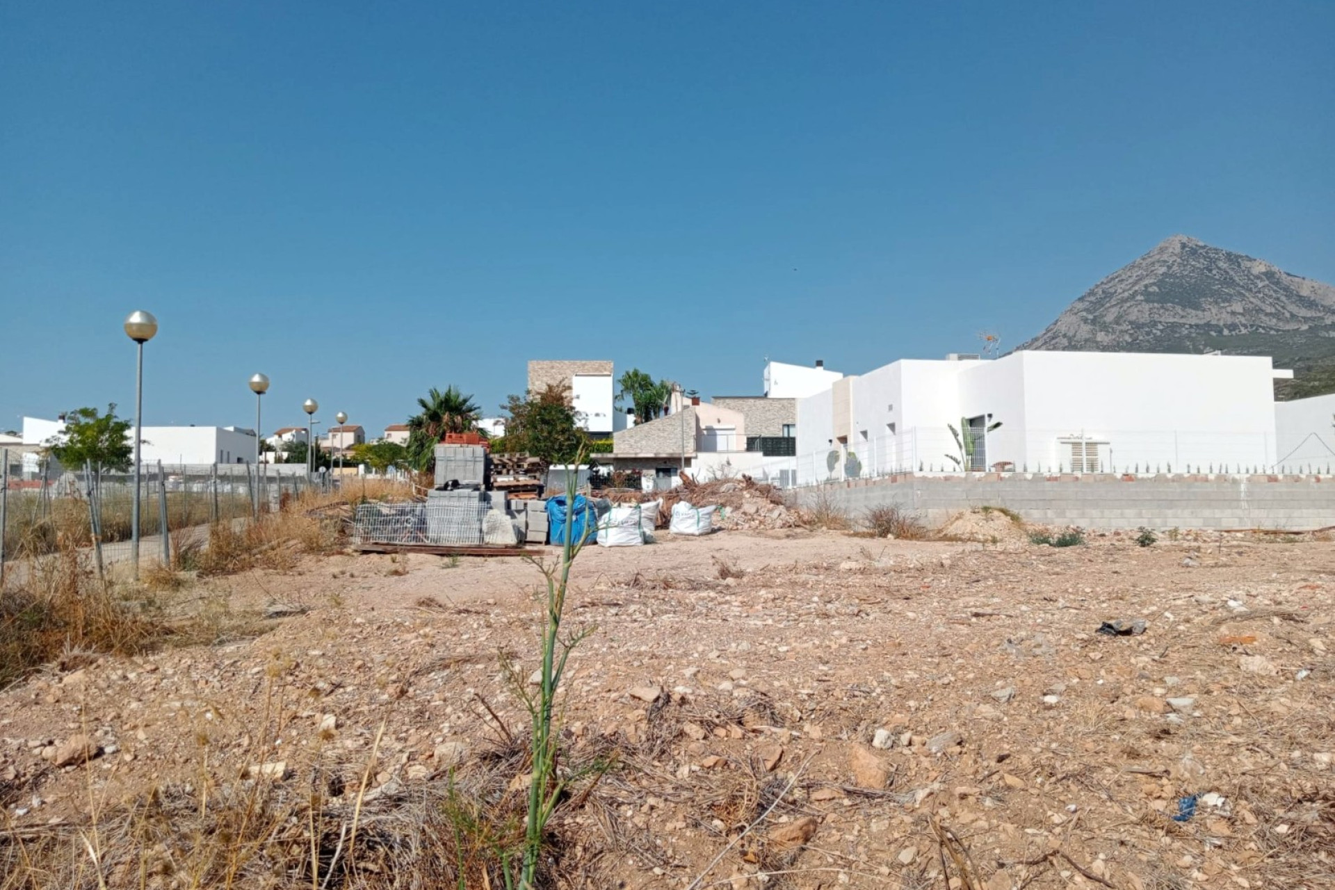 Herverkoop - urban plot - Polop