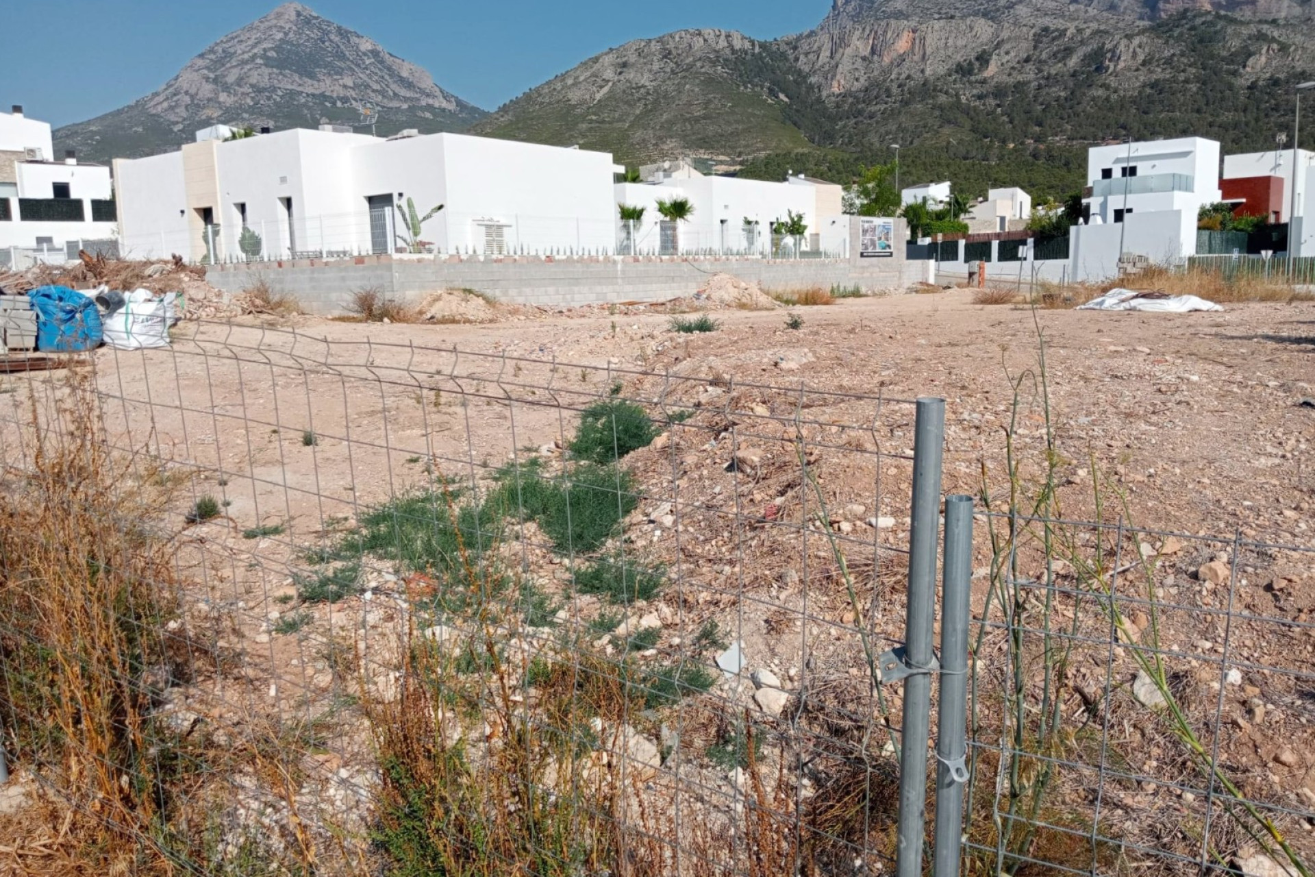 Herverkoop - urban plot - Polop