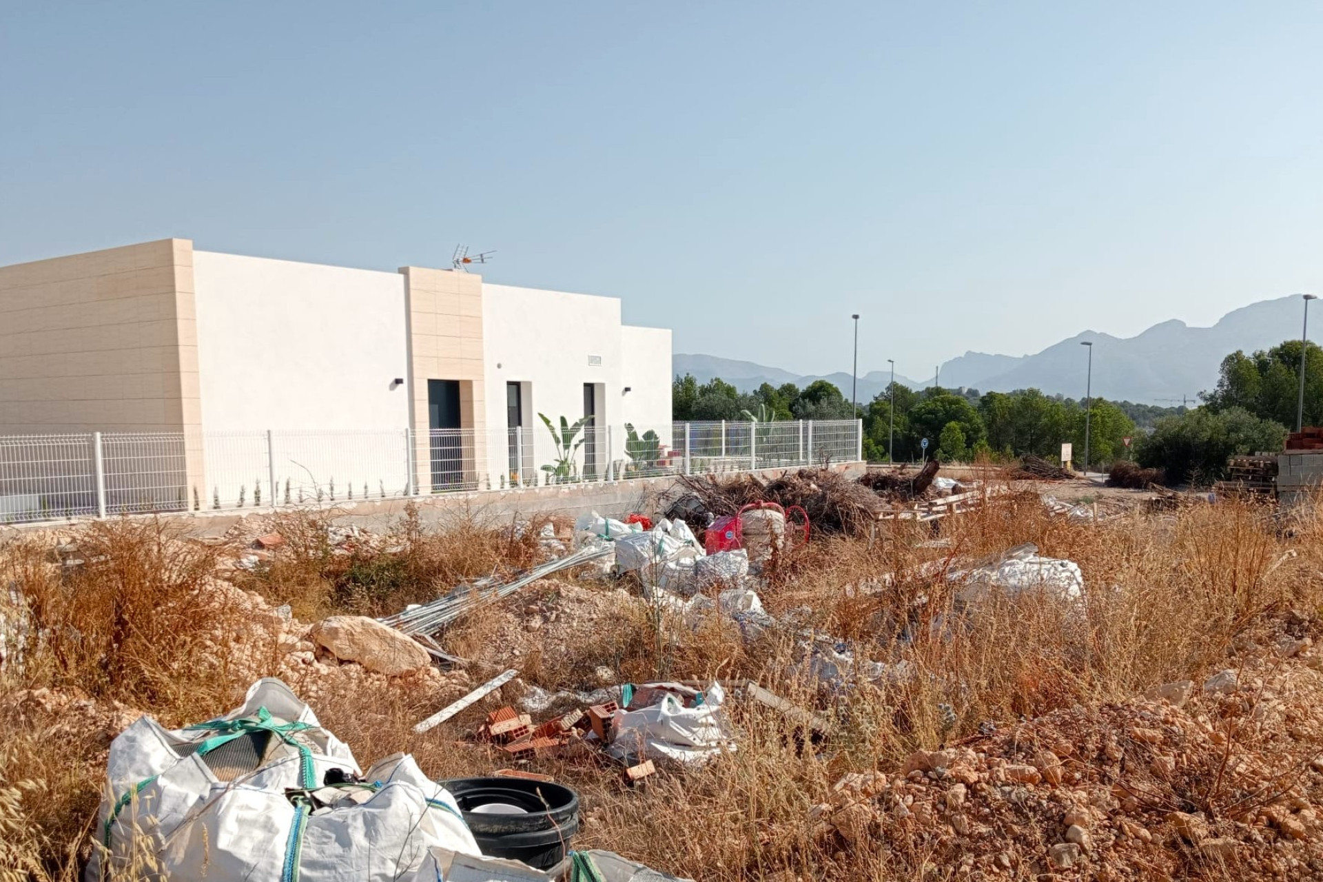 Herverkoop - urban plot - Polop