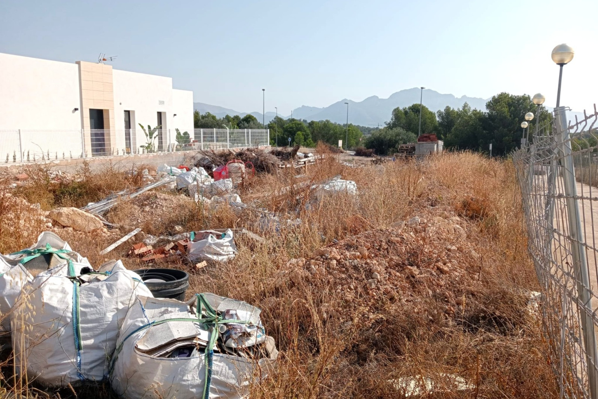 Herverkoop - urban plot - Polop