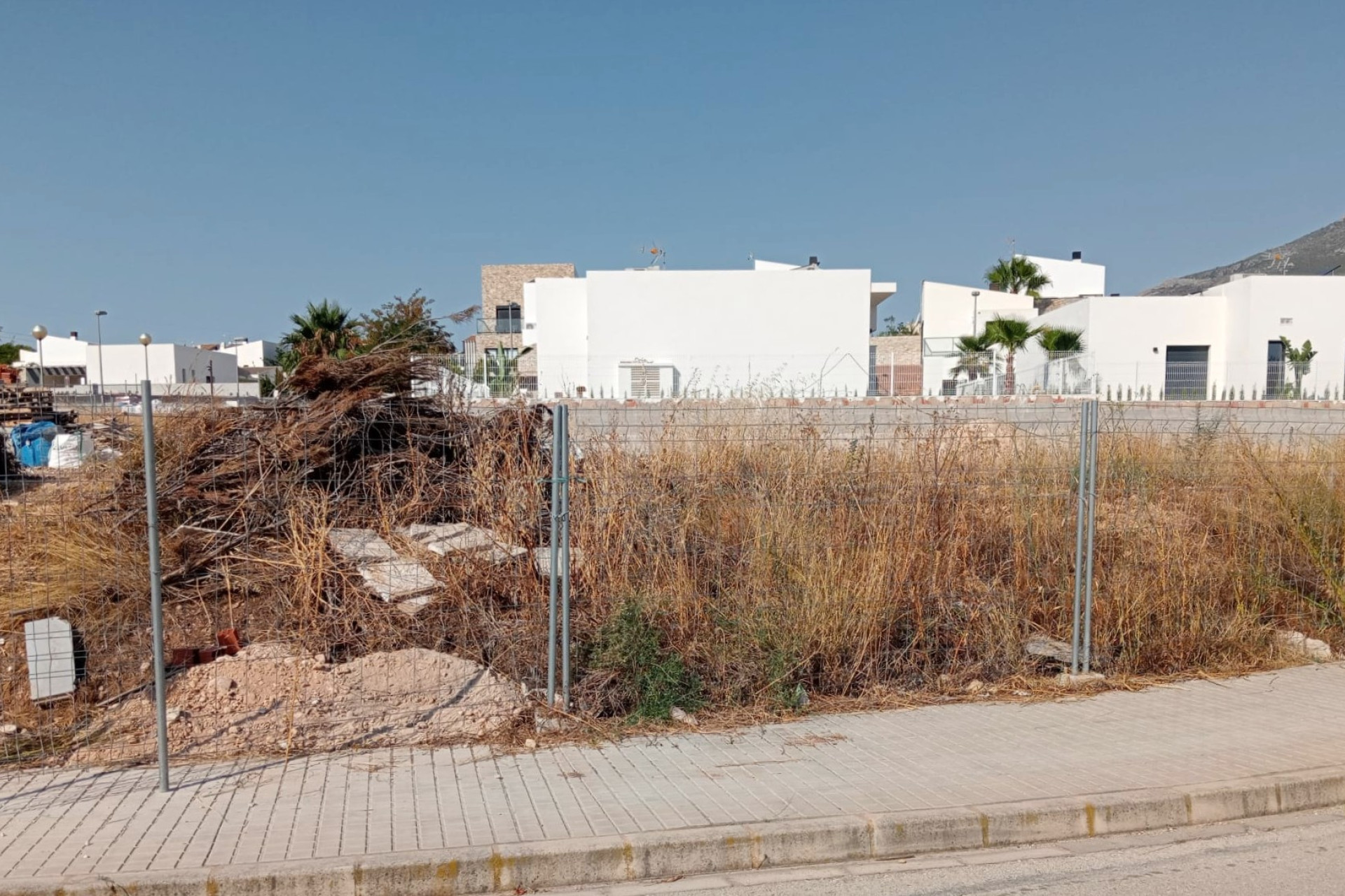 Herverkoop - urban plot - Polop