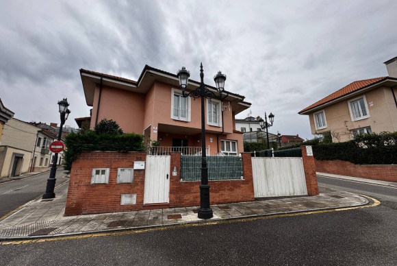 House - Resale - Oviedo - Buenavista