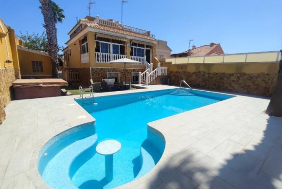 House - Resale - Torrevieja - Aguas Nuevas