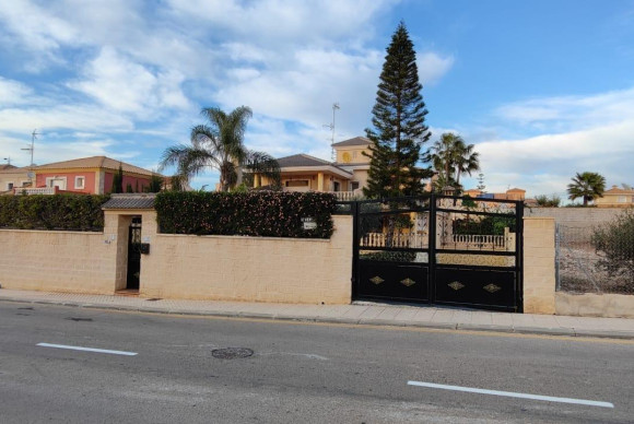 House - Resale - Torrevieja - B9570