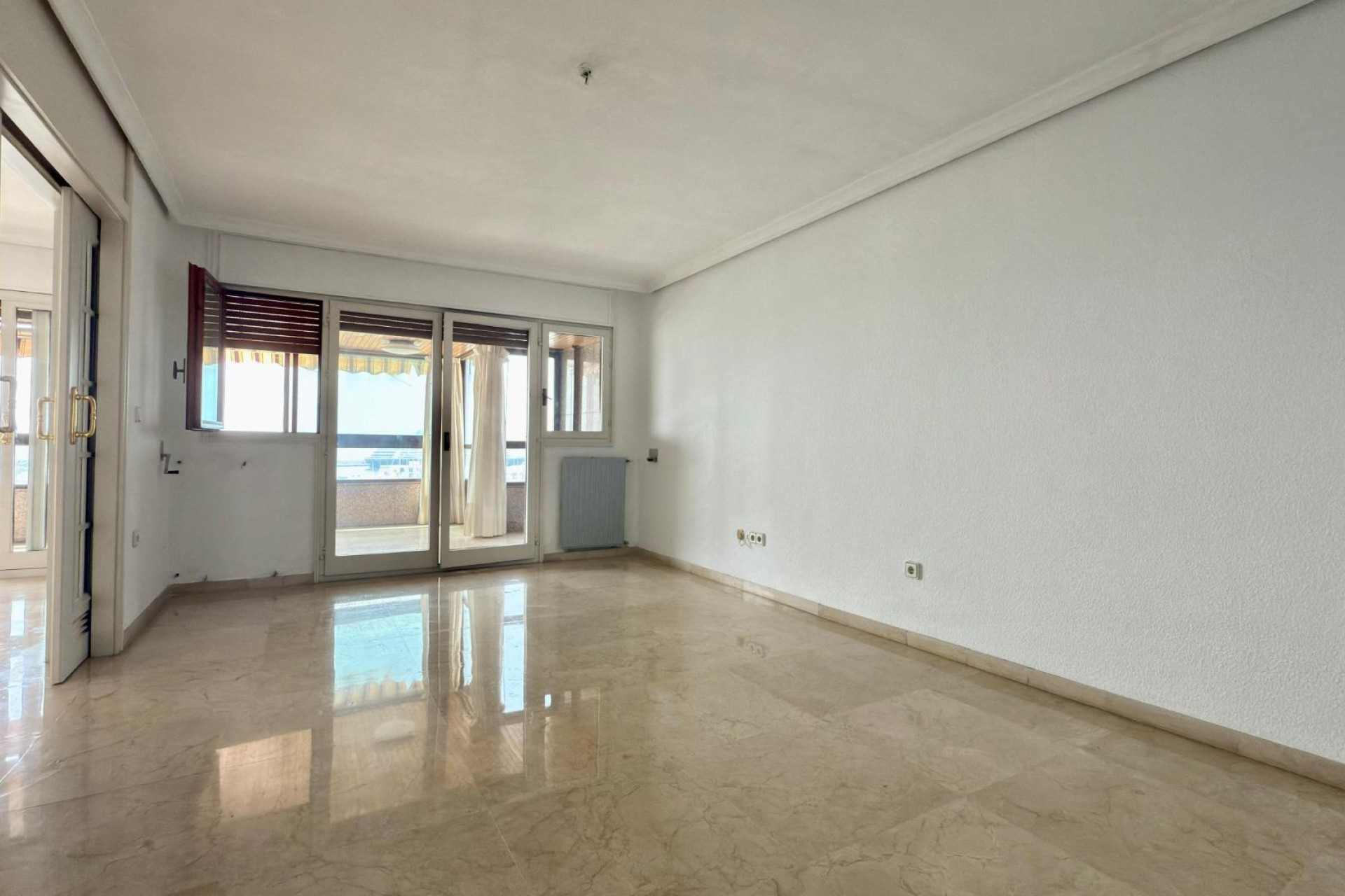 Resale - Apartment  - Alicante - Centro