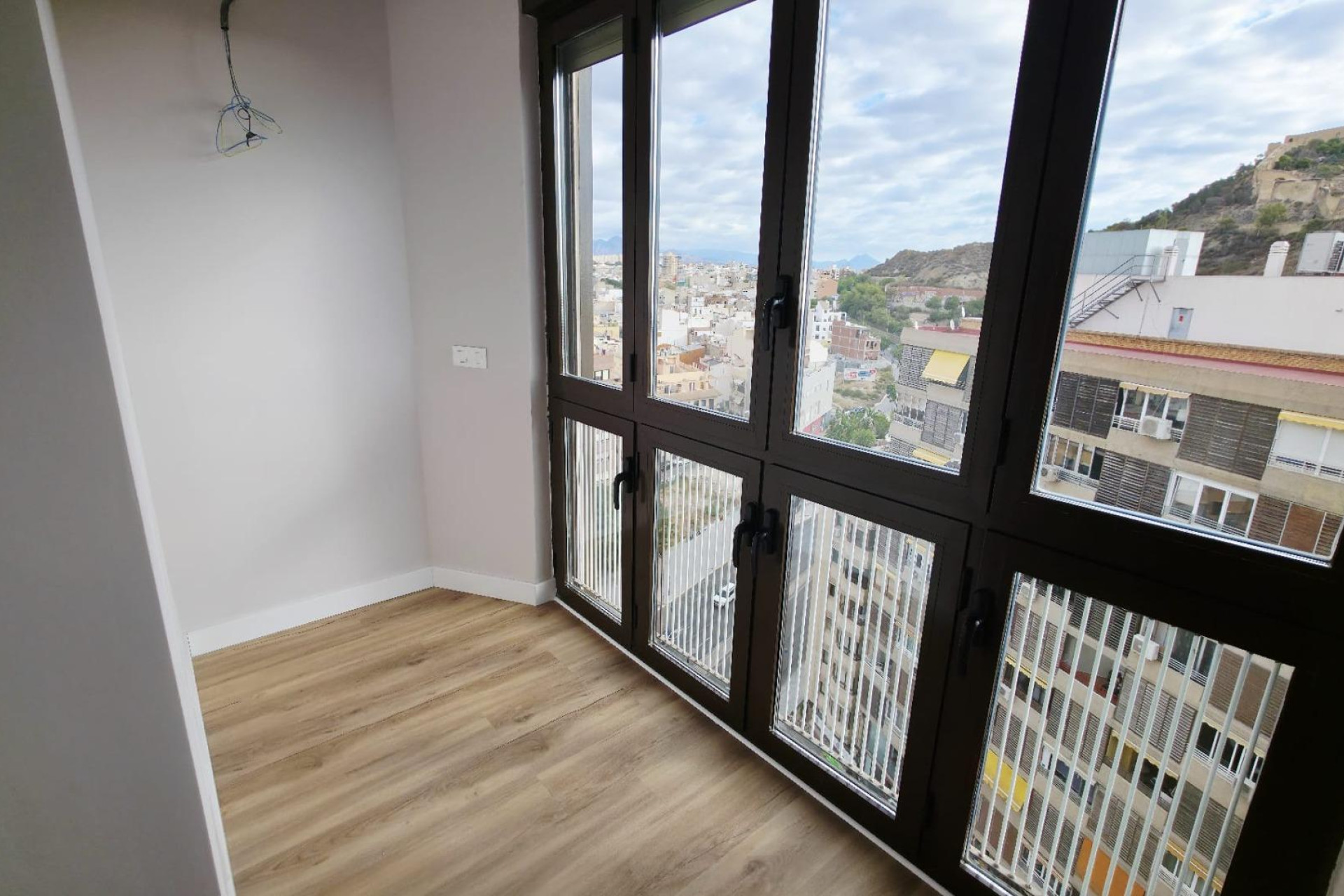 Resale - Apartment  - Alicante - Mercado