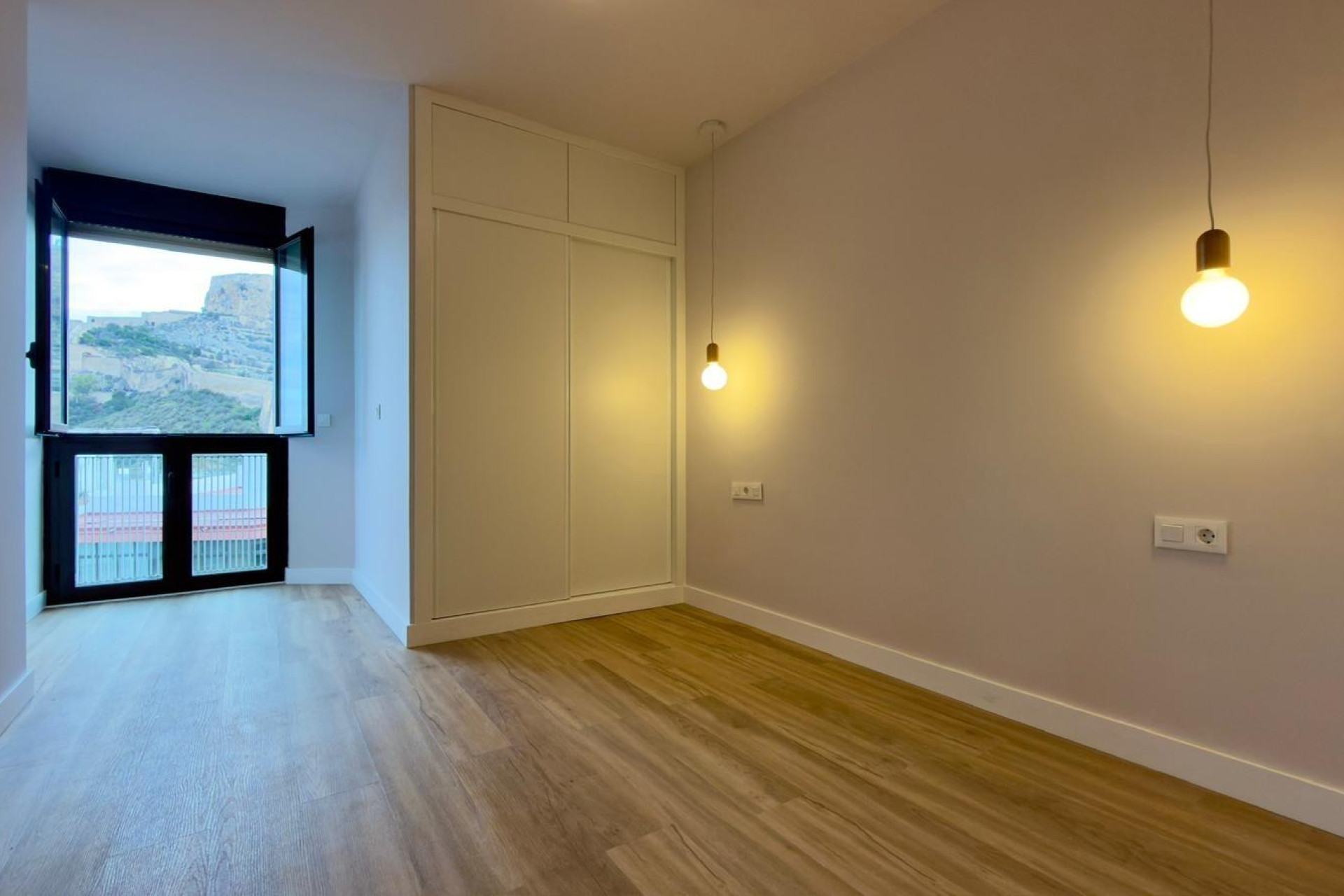 Resale - Apartment  - Alicante - Mercado