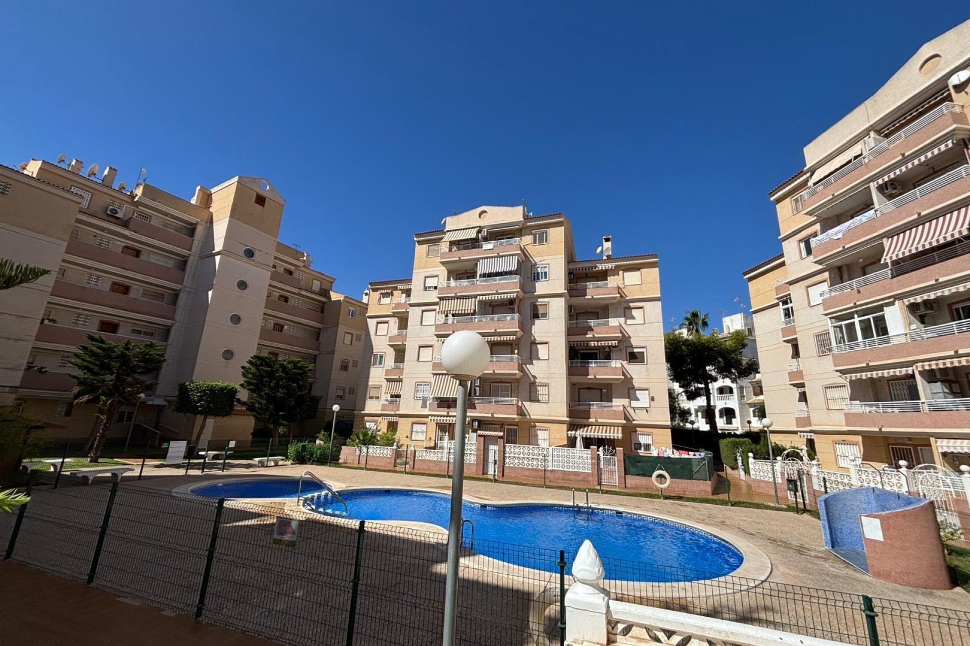 Resale - Apartment  - Torrevieja - Calas blanca