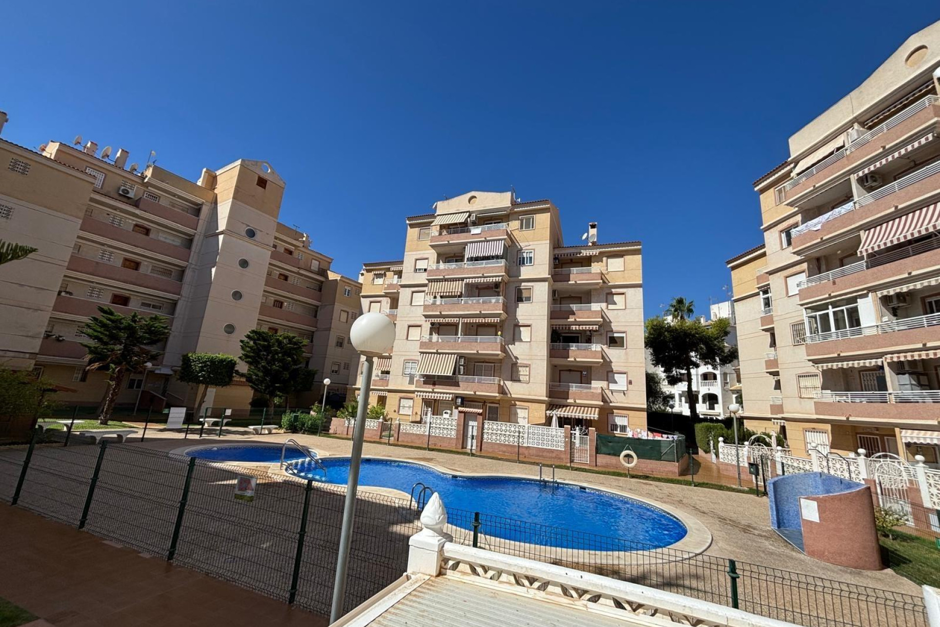 Resale - Apartment  - Torrevieja - Calas blanca