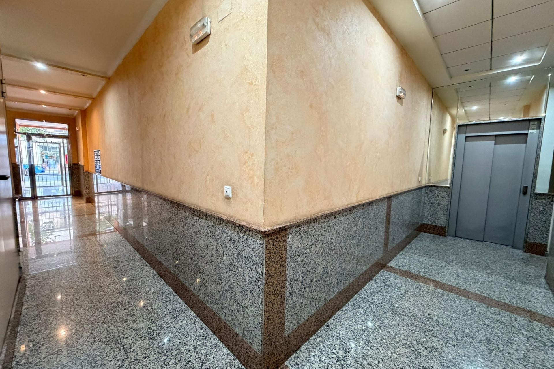 Resale - Apartment  - Torrevieja - Centro