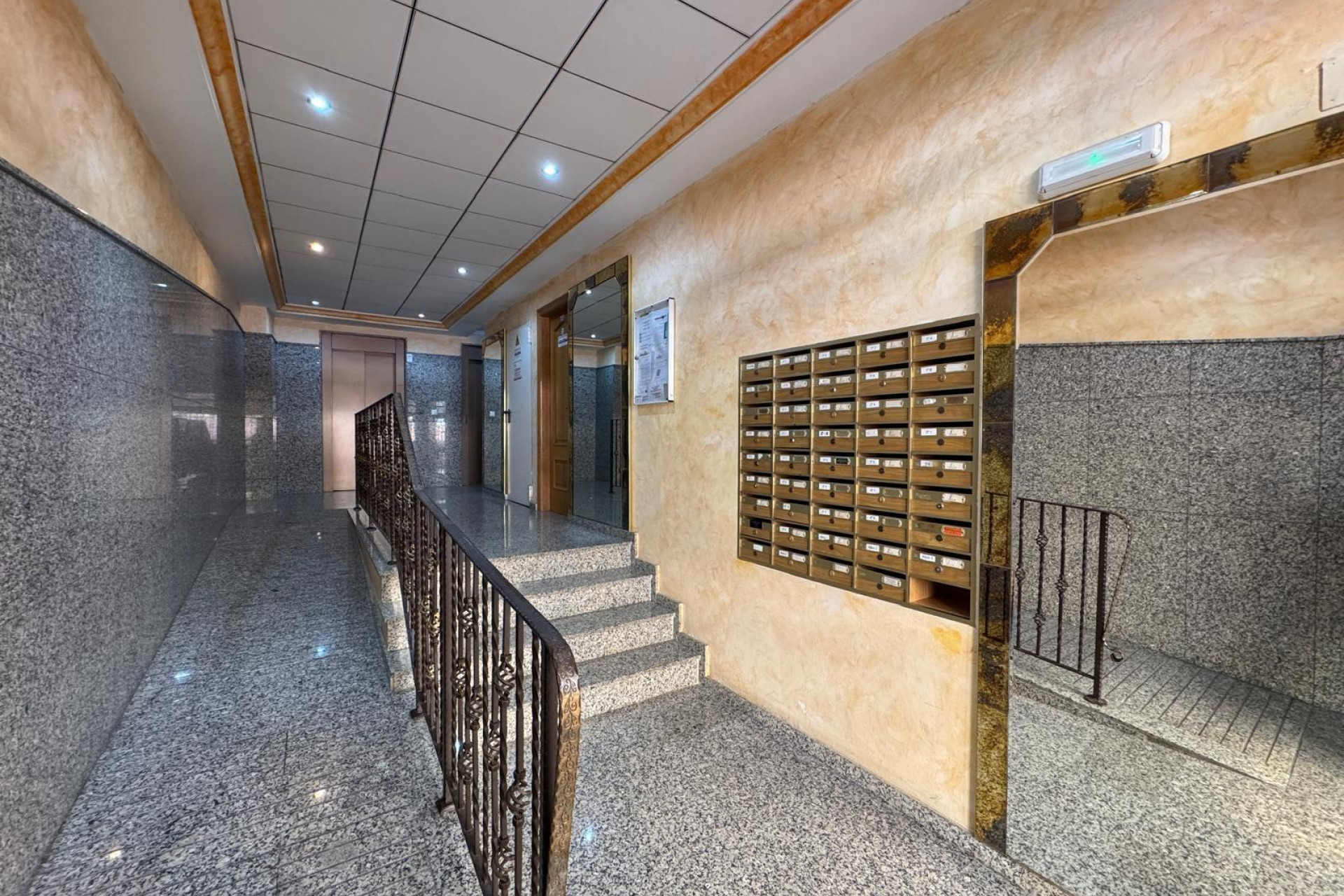 Resale - Apartment  - Torrevieja - Estacion de autobuses