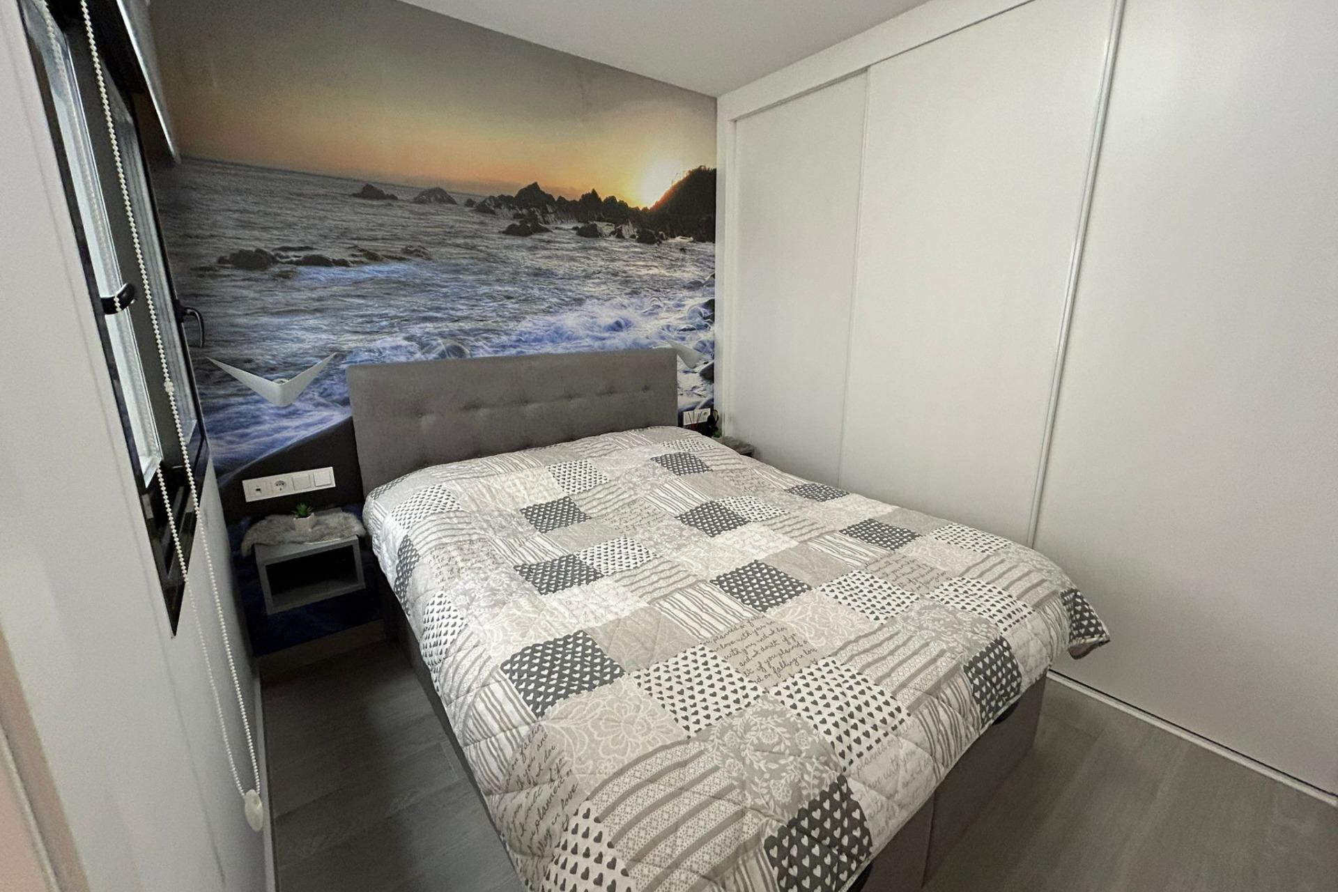 Resale - Apartment  - Torrevieja - Las Piscinas Naturales