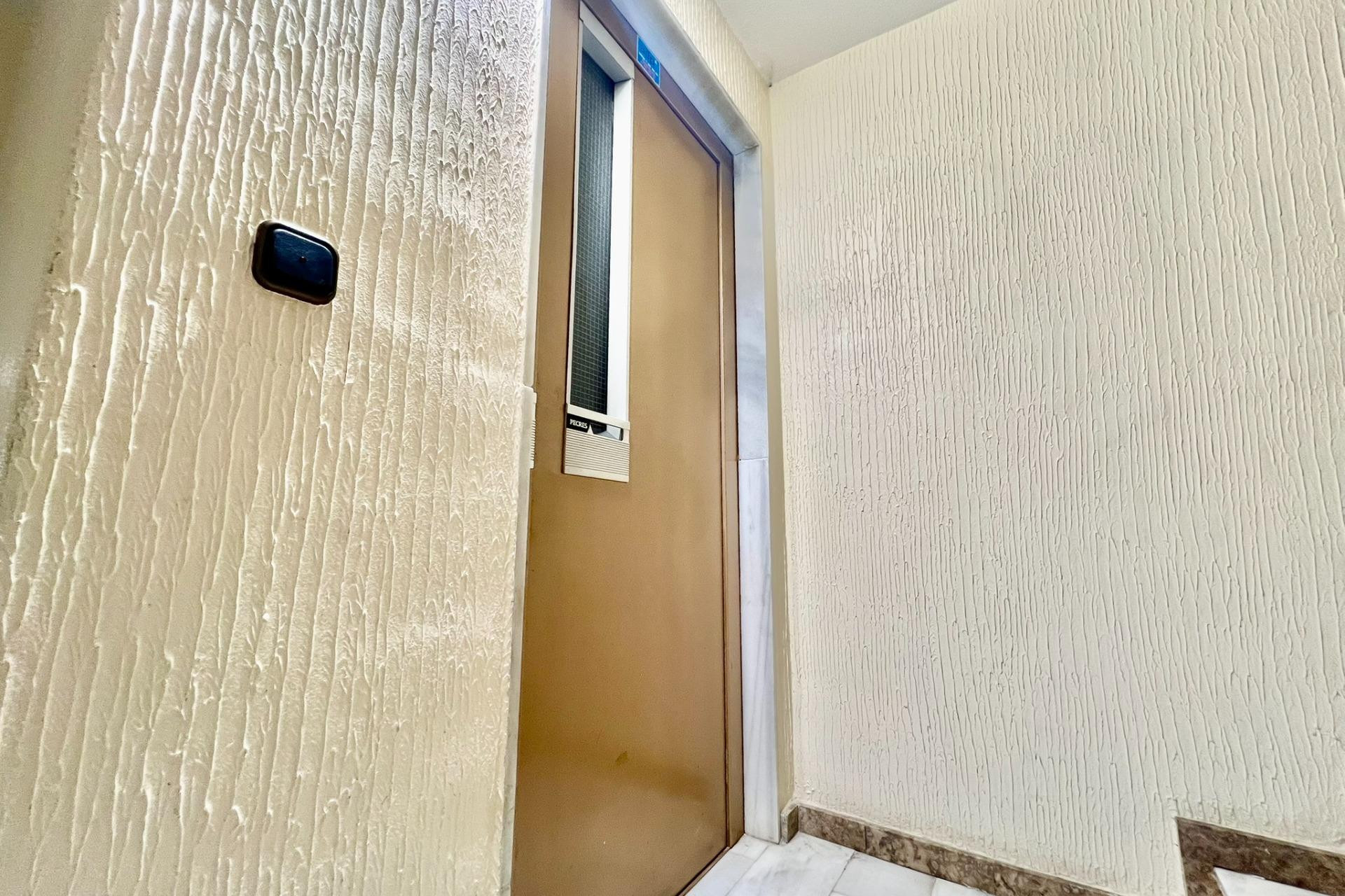 Resale - Apartment  - Torrevieja - Las Piscinas Naturales