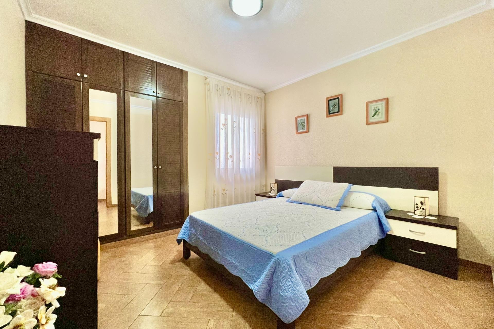 Resale - Apartment  - Torrevieja - Las Piscinas Naturales