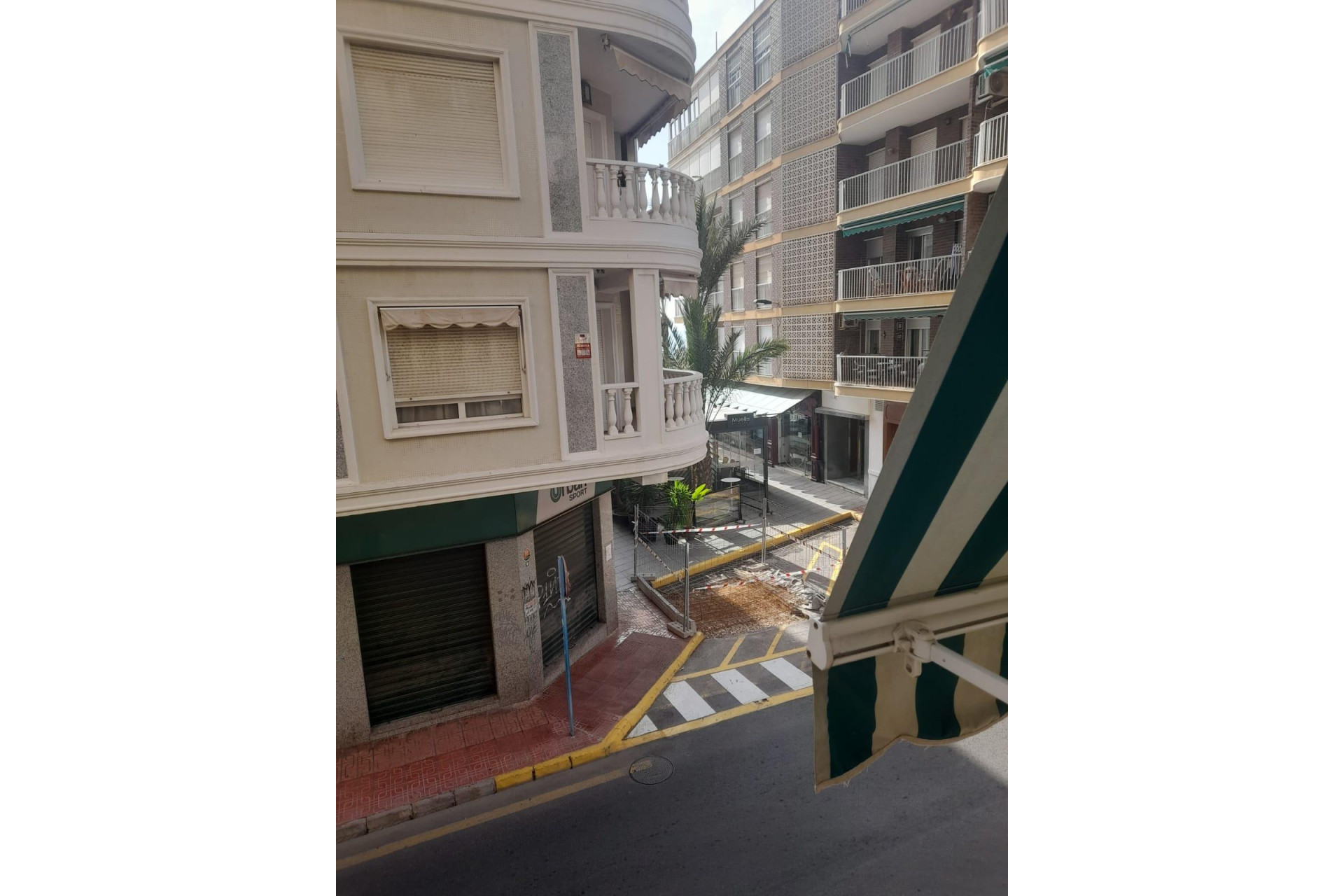 Resale - Apartment  - Torrevieja - Las Piscinas Naturales