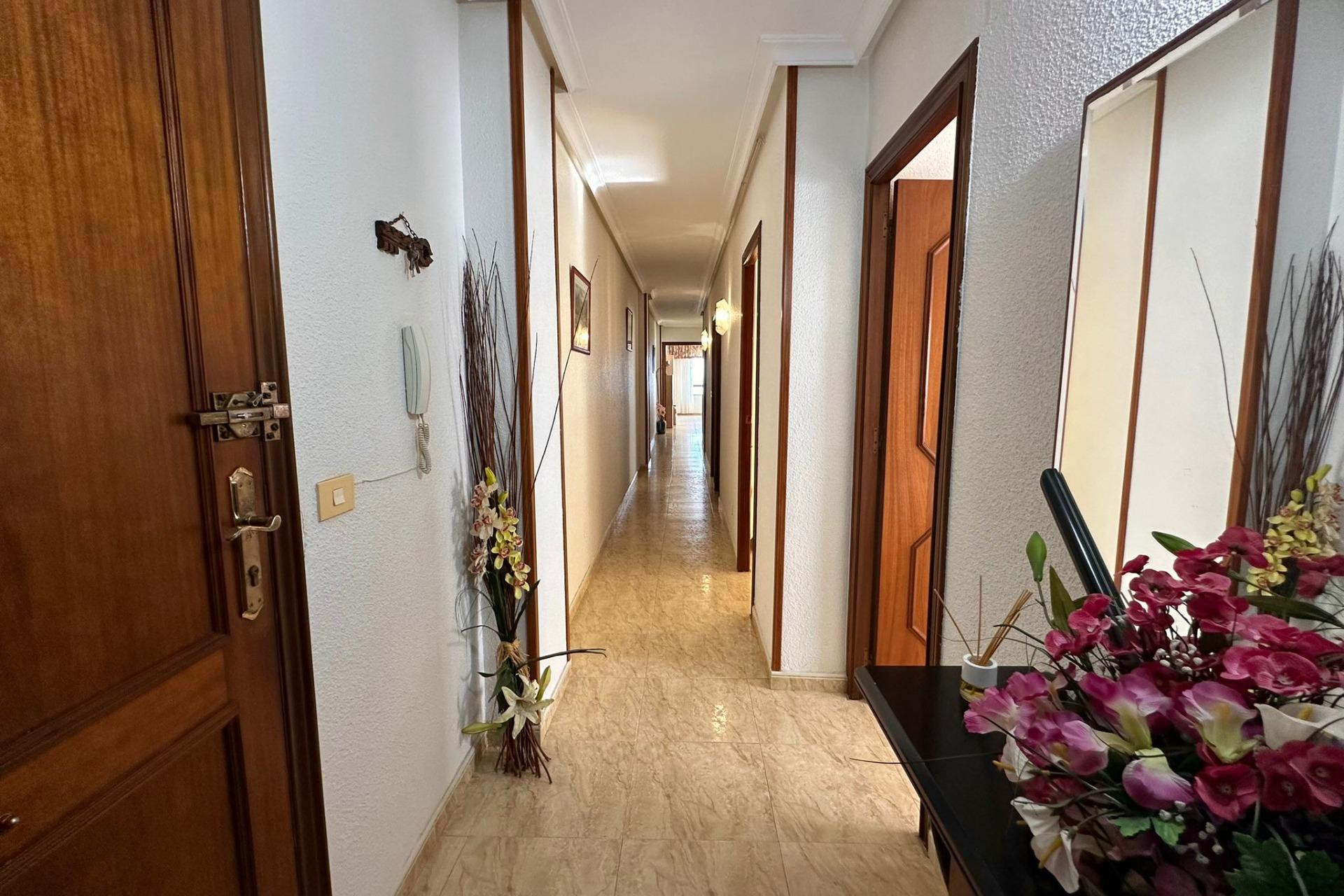 Resale - Apartment  - Torrevieja - Paseo maritimo