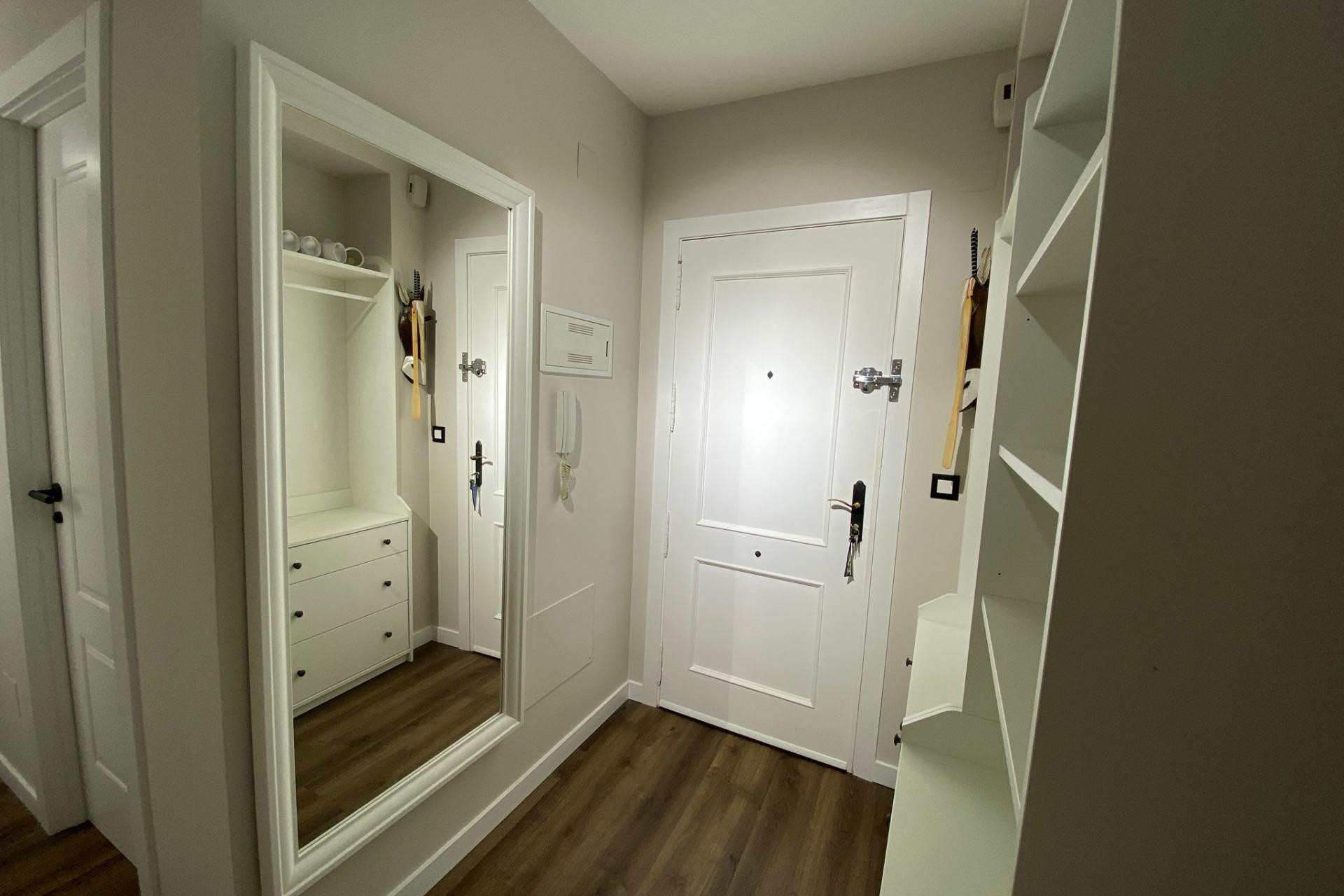 Resale - Apartment  - Torrevieja - Paseo maritimo