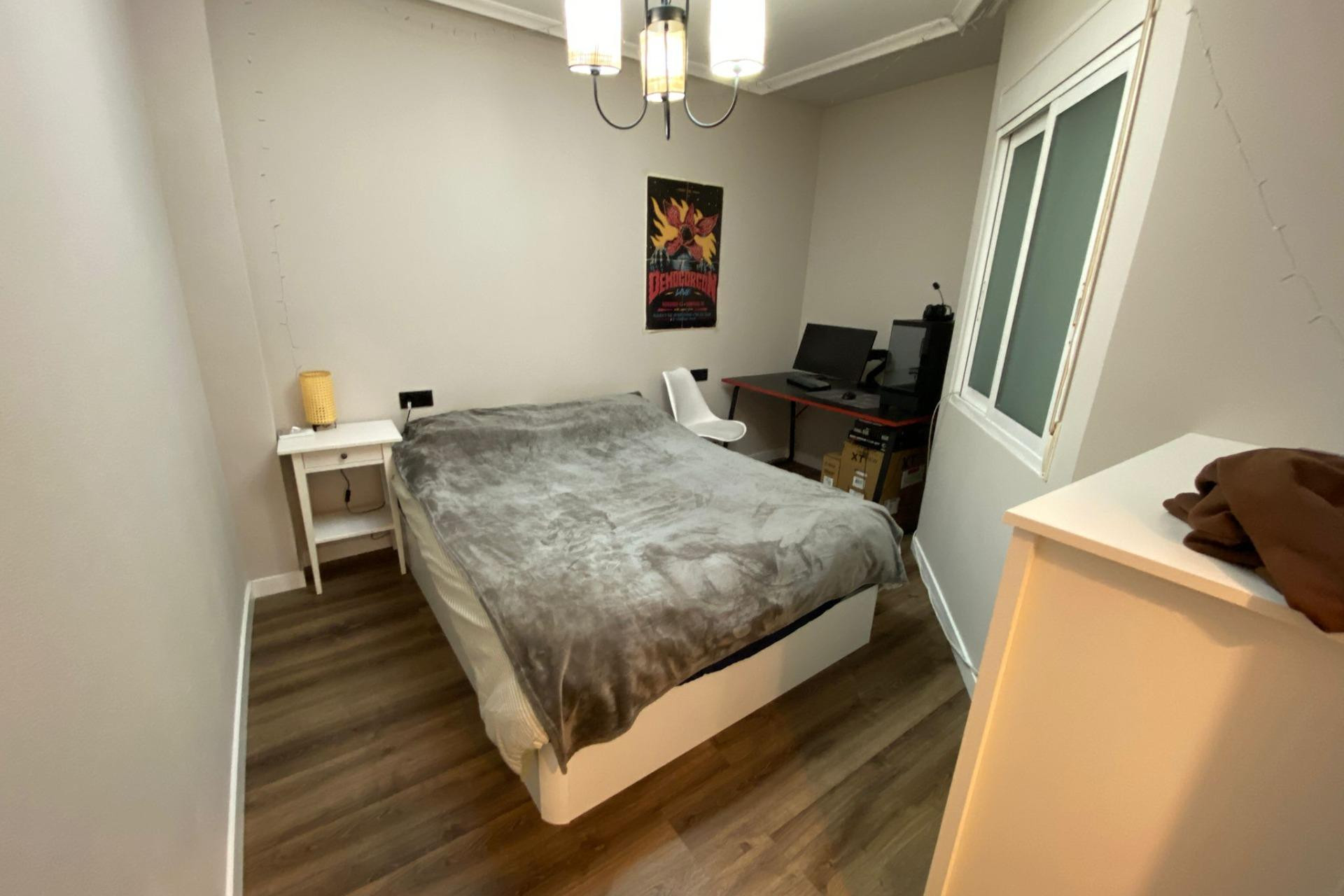 Resale - Apartment  - Torrevieja - Paseo maritimo