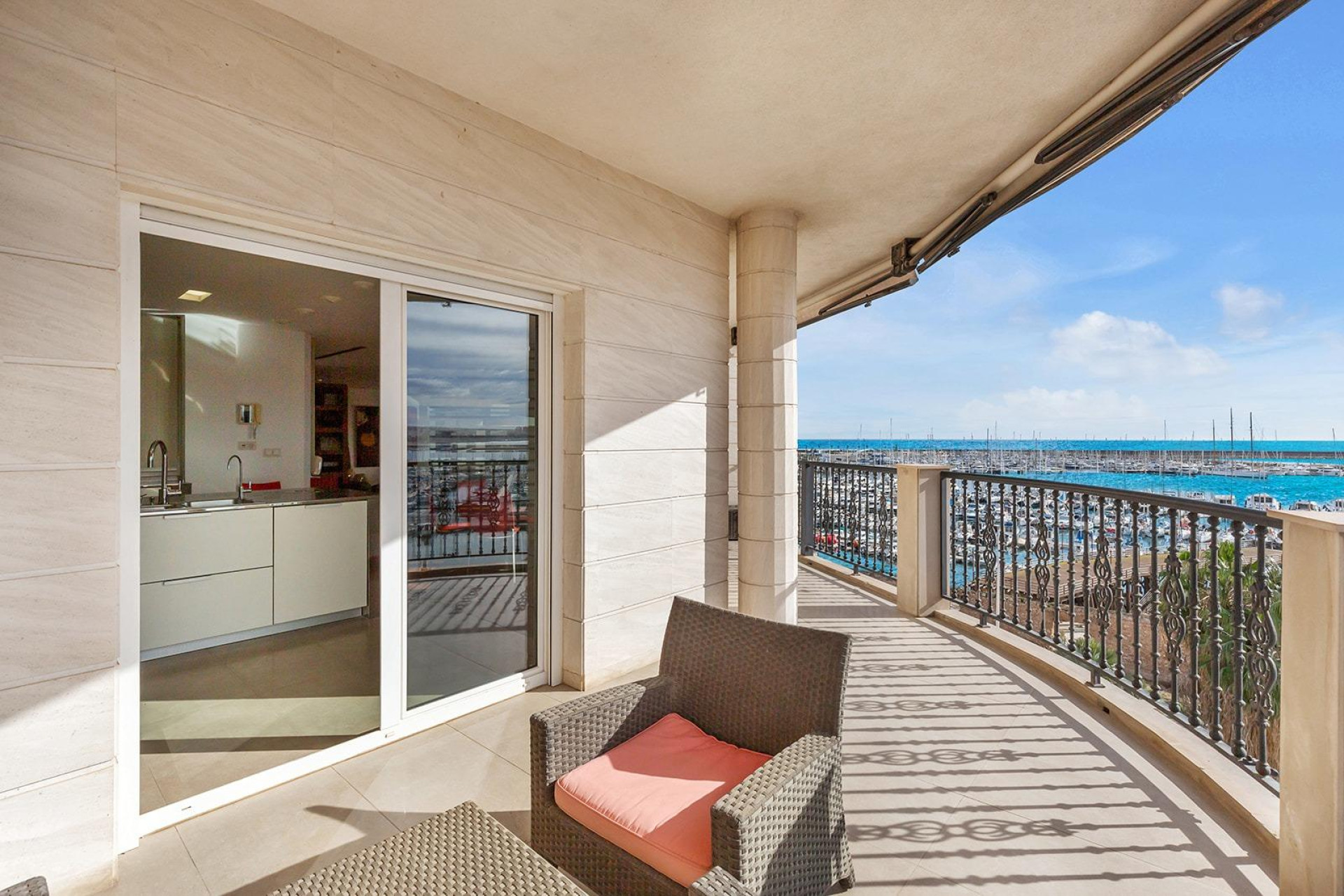 Resale - Apartment  - Torrevieja - Paseo maritimo