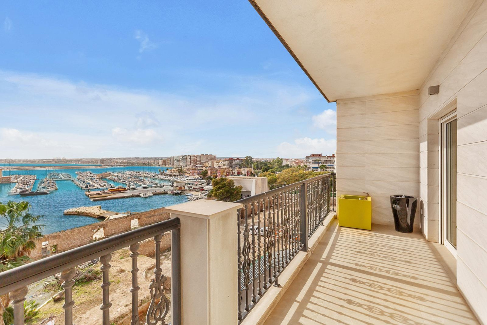 Resale - Apartment  - Torrevieja - Paseo maritimo