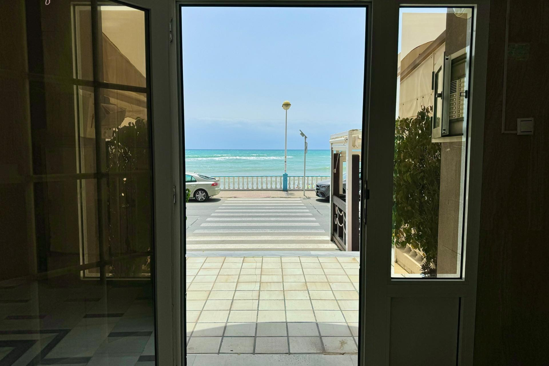 Resale - Apartment  - Torrevieja - Playa de los Locos