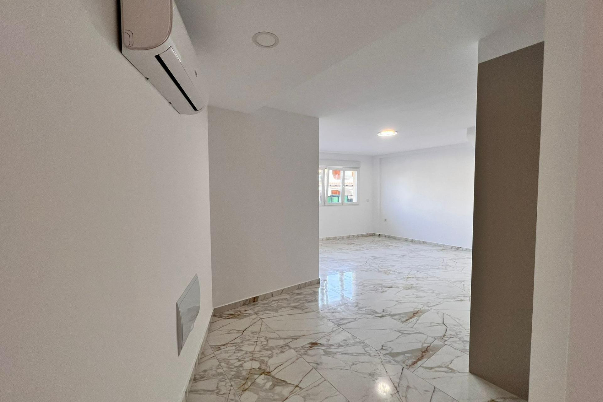 Resale - Apartment  - Torrevieja - Playa de los Locos