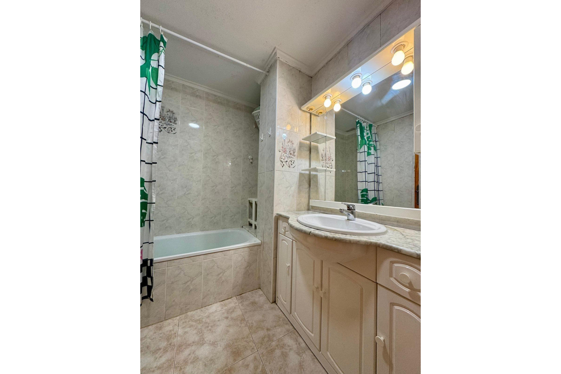 Resale - Apartment  - Torrevieja - Playa de los Locos