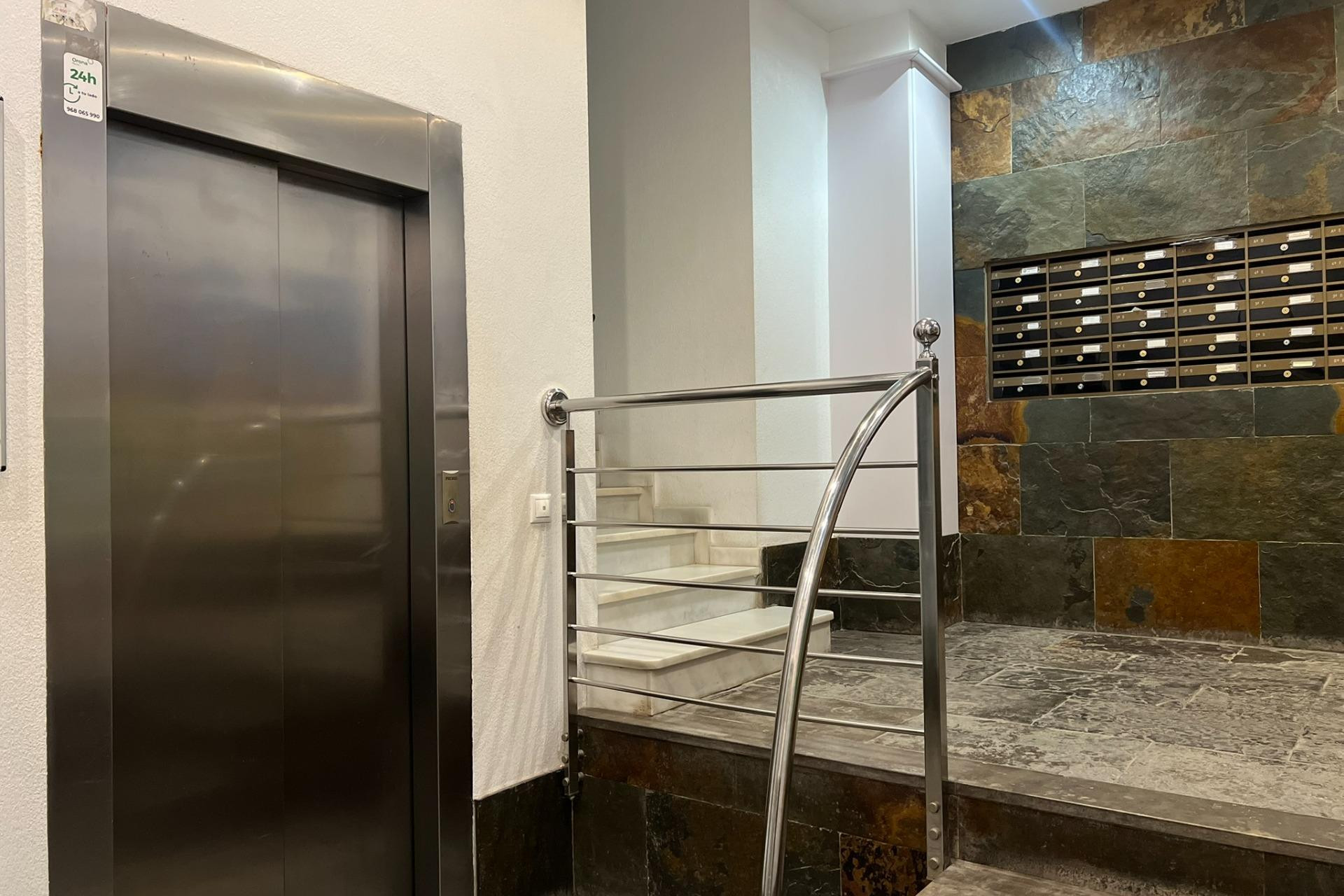 Resale - Apartment  - Torrevieja - Playa de los Locos