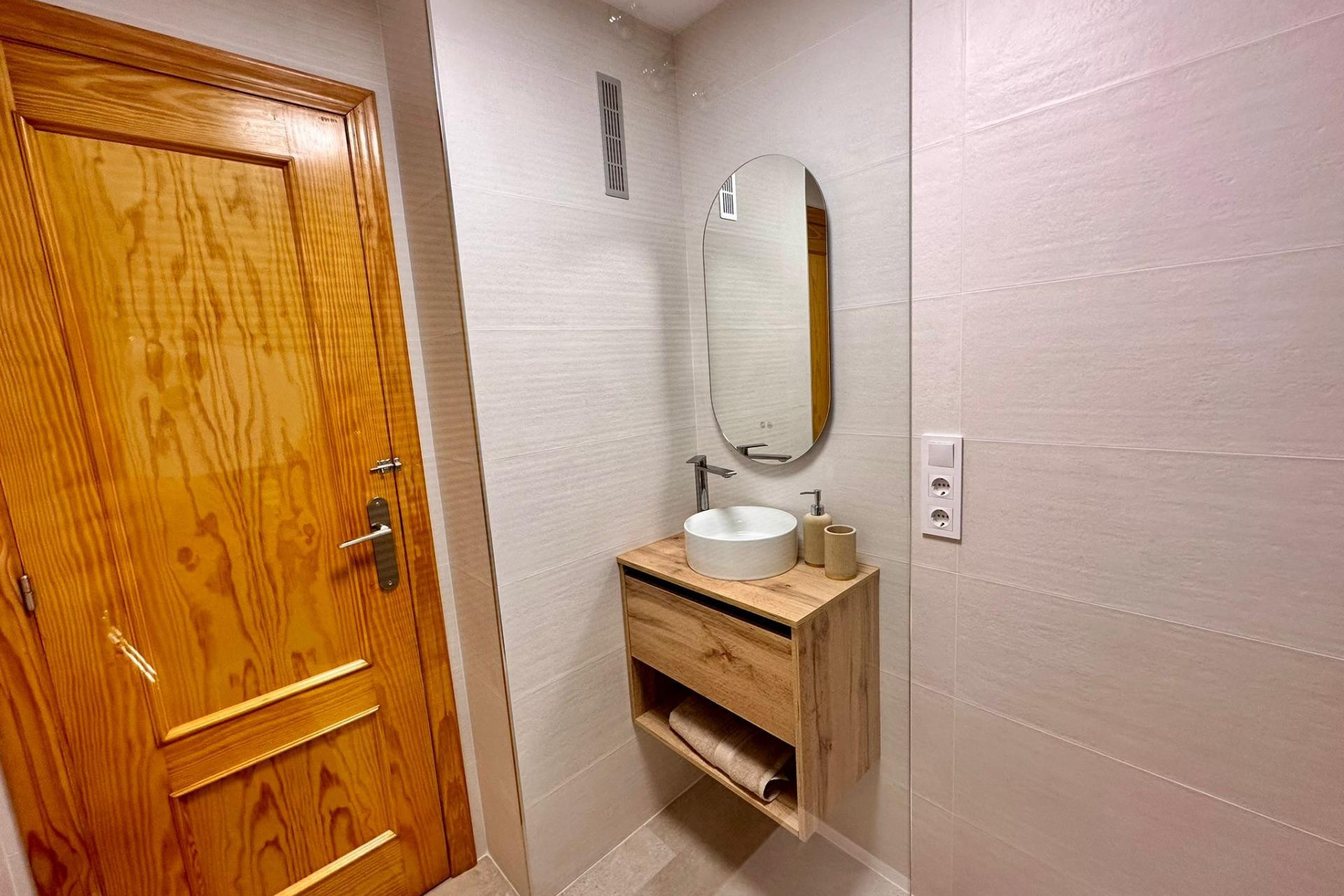 Resale - Apartment  - Torrevieja - Playa de los Locos