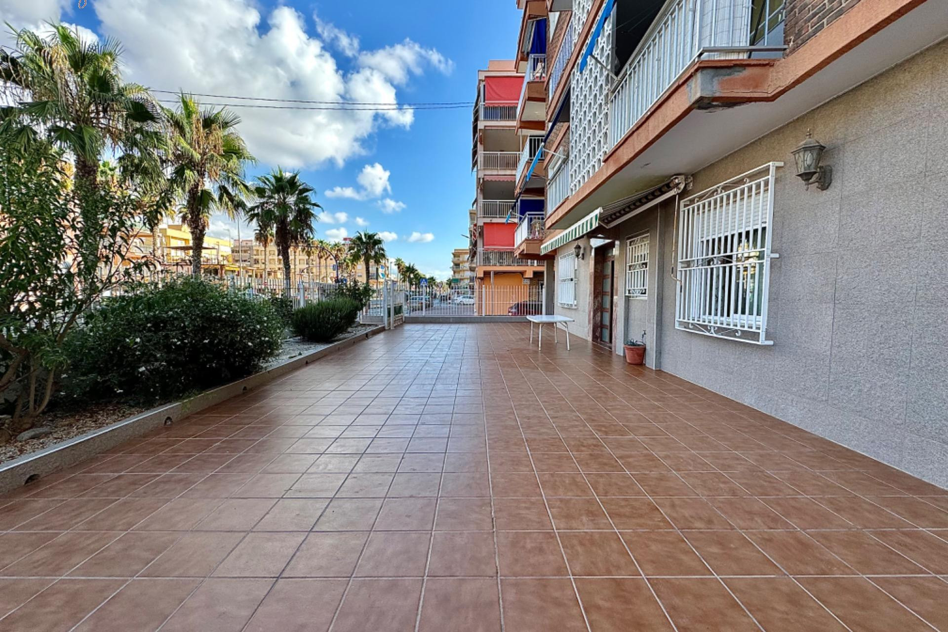 Resale - Apartment  - Torrevieja - Playa de los Naufragos