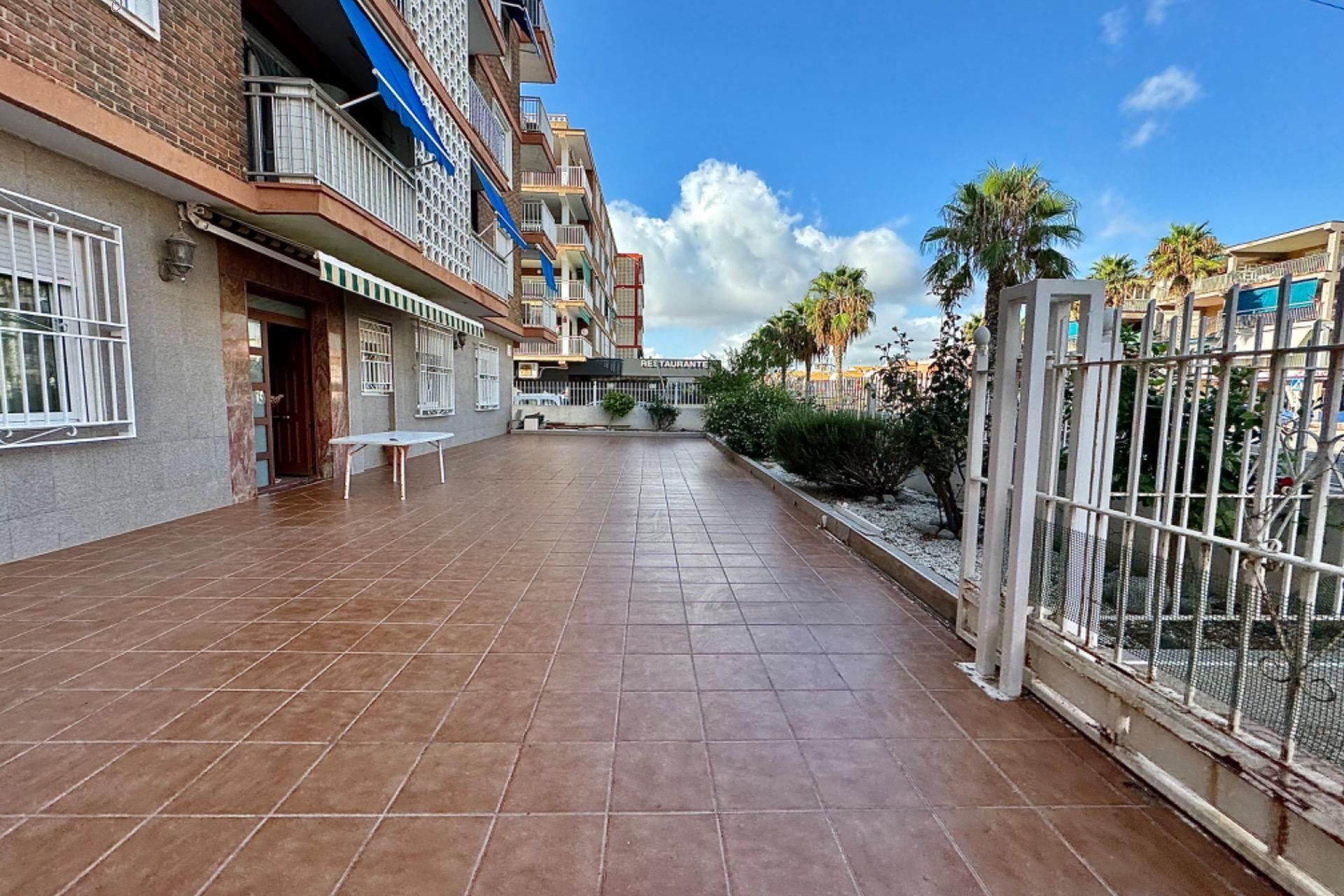 Resale - Apartment  - Torrevieja - Playa de los Naufragos