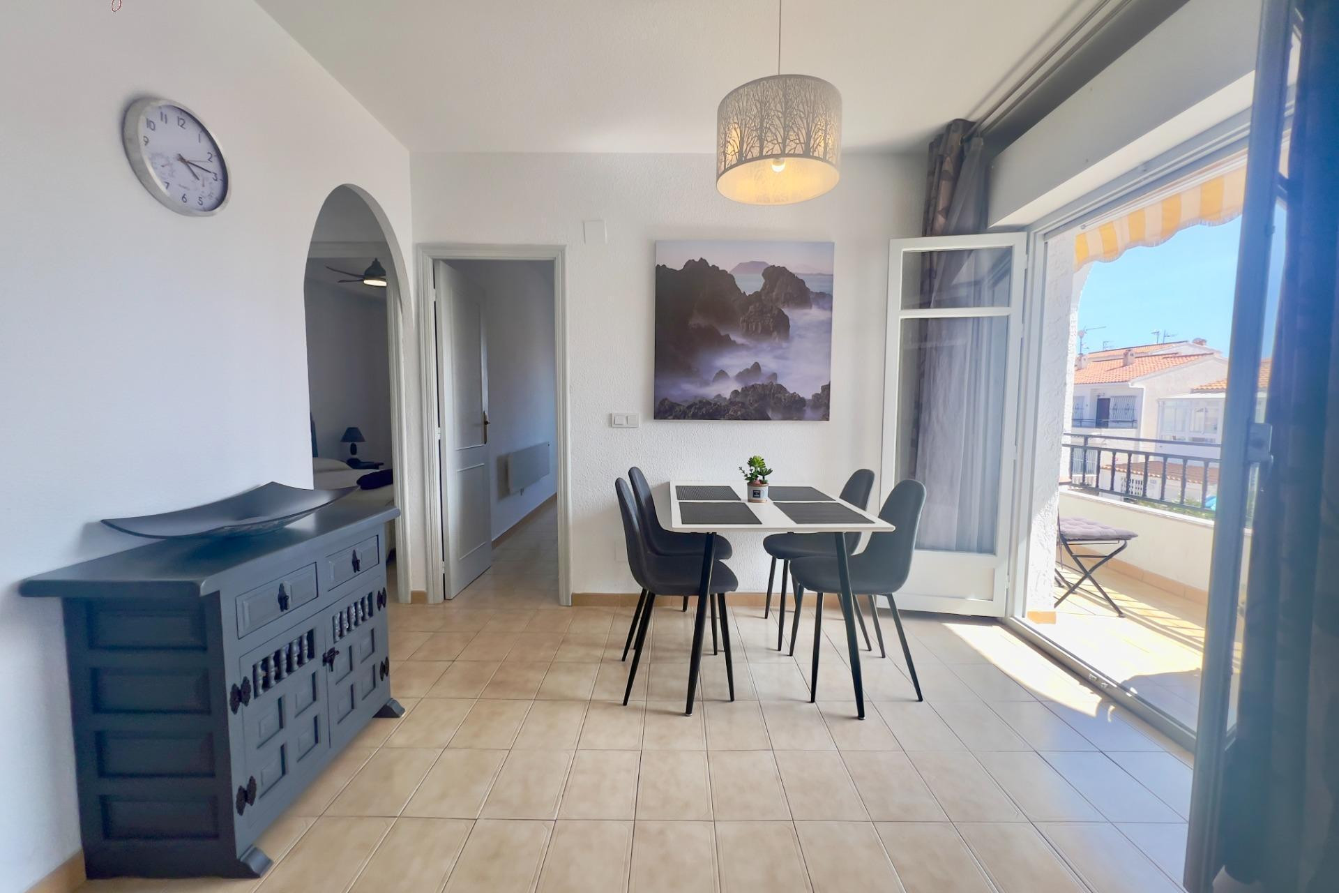 Resale - Apartment  - Torrevieja - Playa de los Naufragos