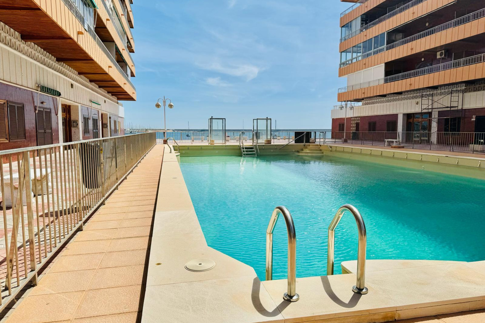 Resale - Apartment  - Torrevieja - Playa del Acequión