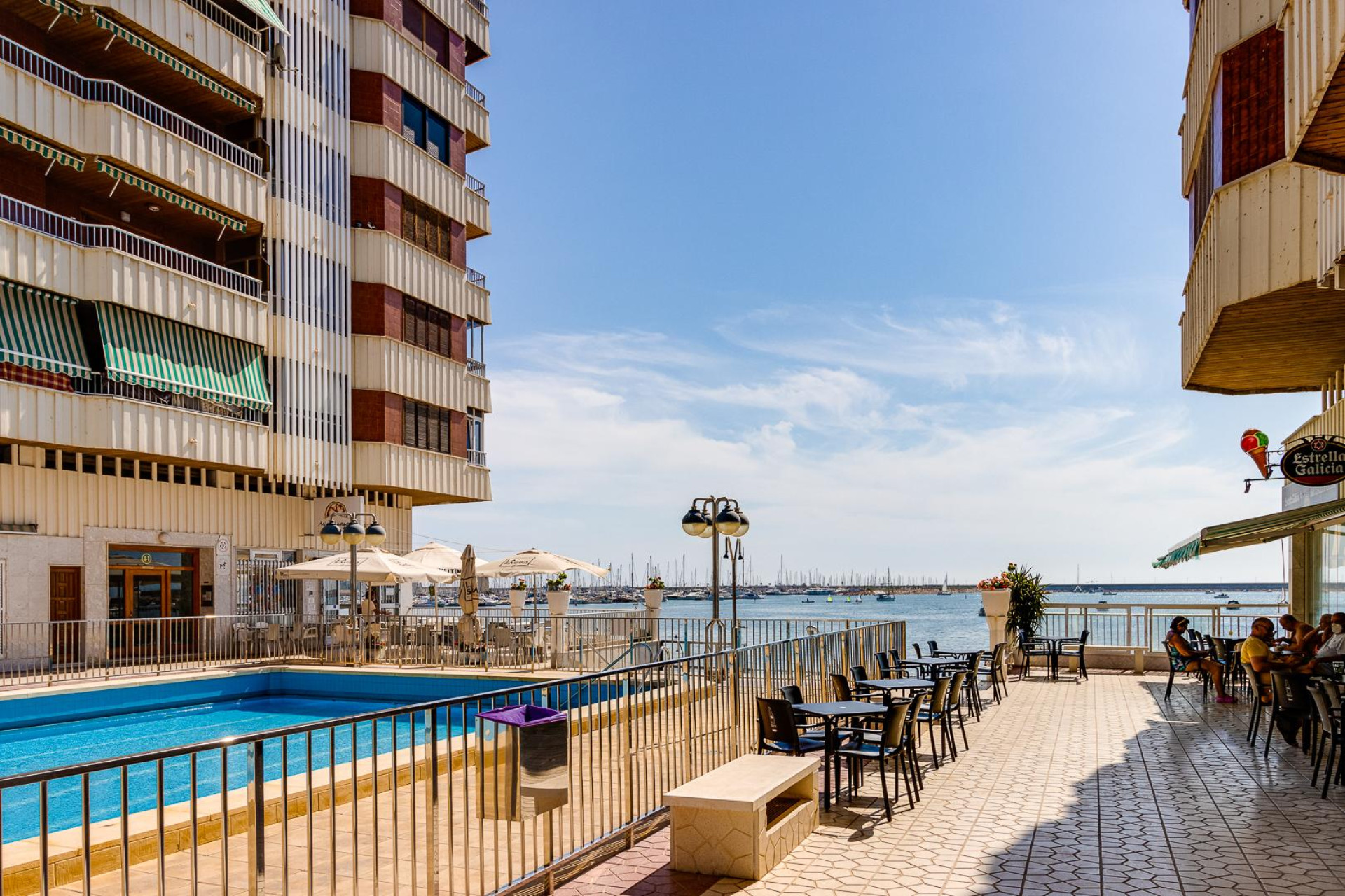 Resale - Apartment  - Torrevieja - Playa del Acequión