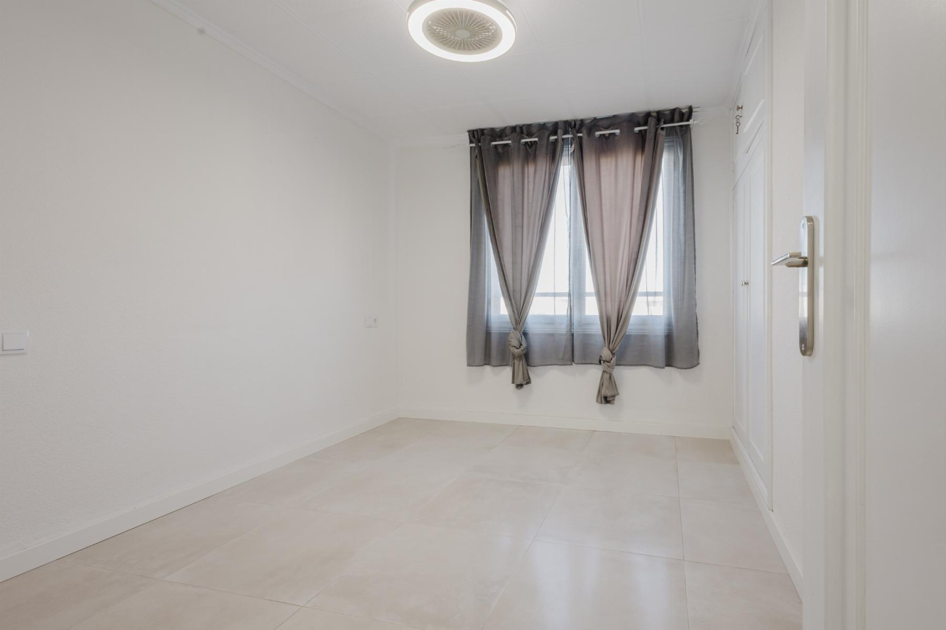 Resale - Apartment  - Torrevieja - Playa del Acequión