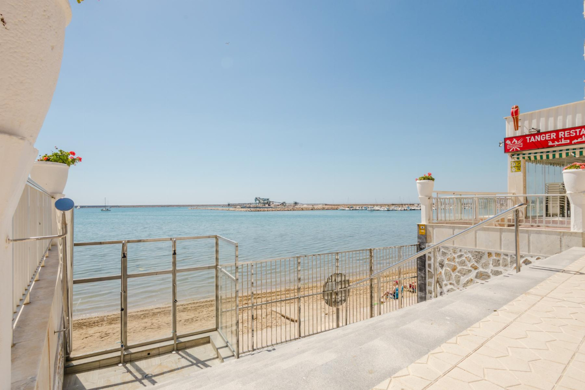 Resale - Apartment  - Torrevieja - Playa del Acequión