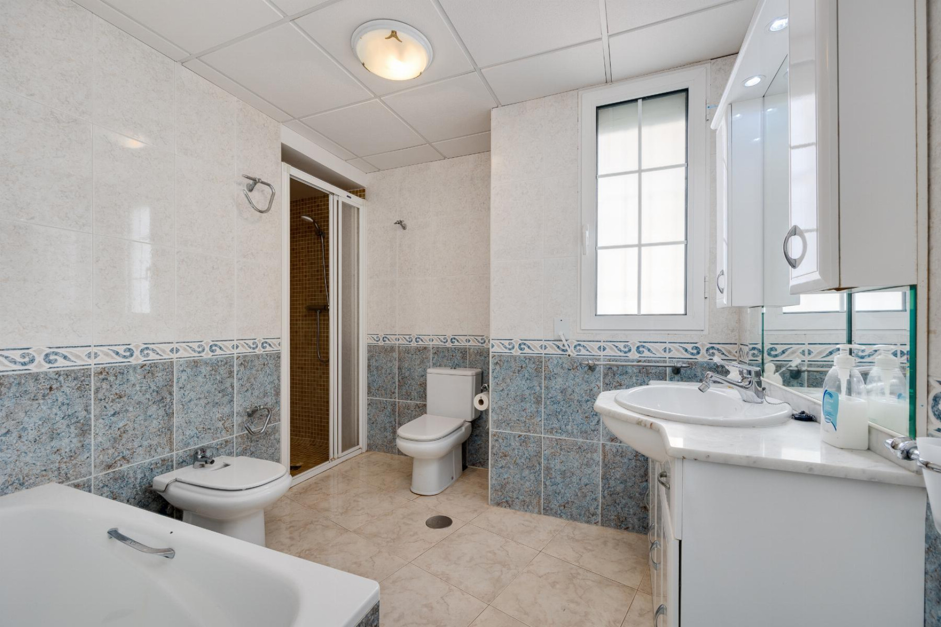 Resale - Apartment  - Torrevieja - Playa del Acequión