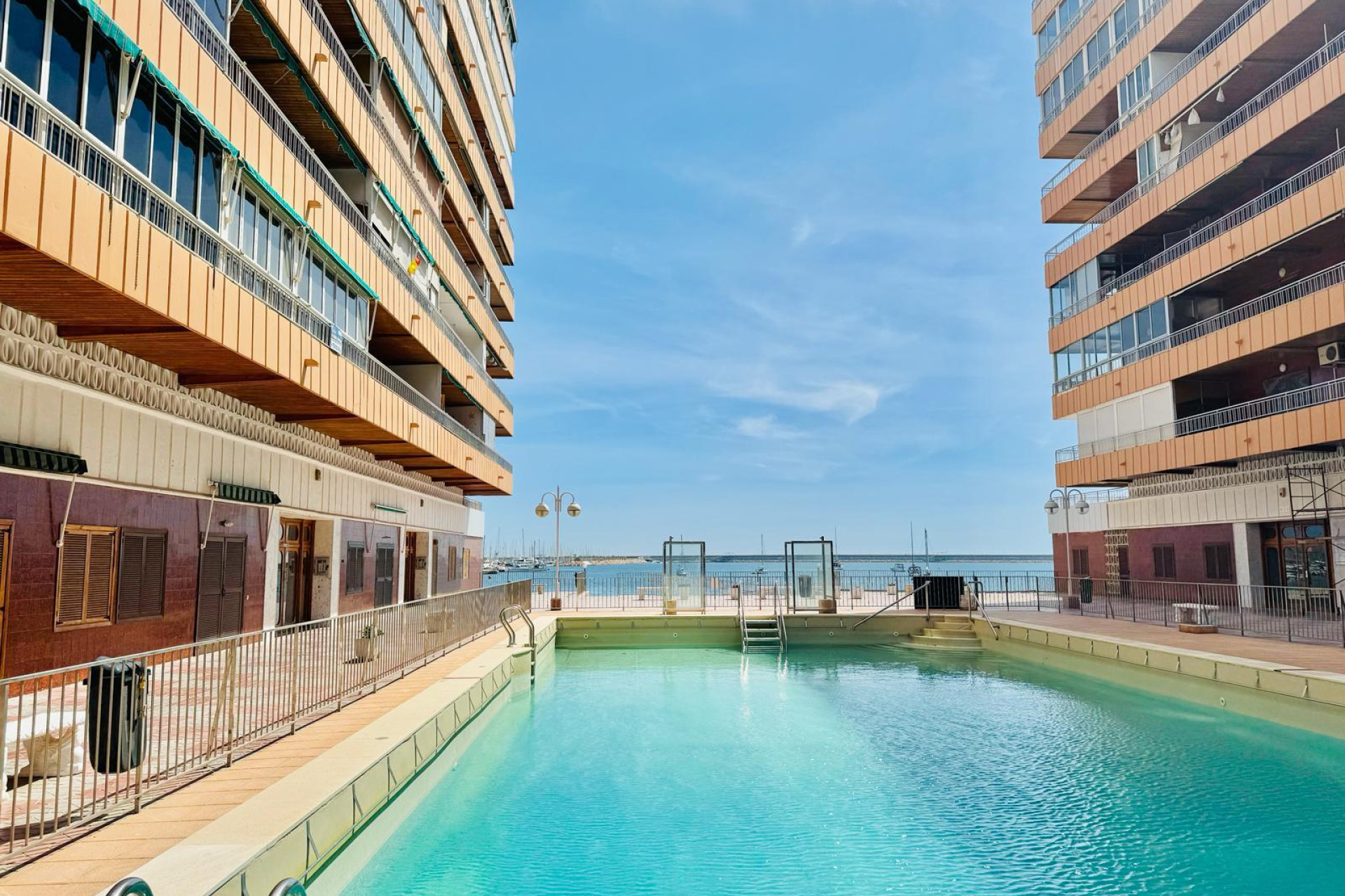 Resale - Apartment  - Torrevieja - Playa del Acequión