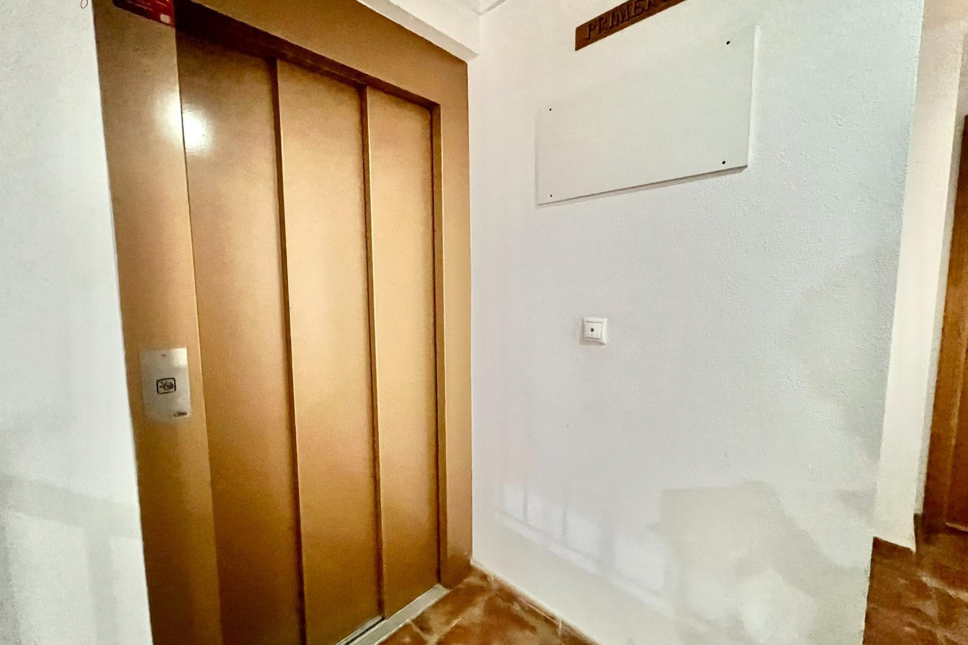 Resale - Apartment  - Torrevieja - Playa del cura