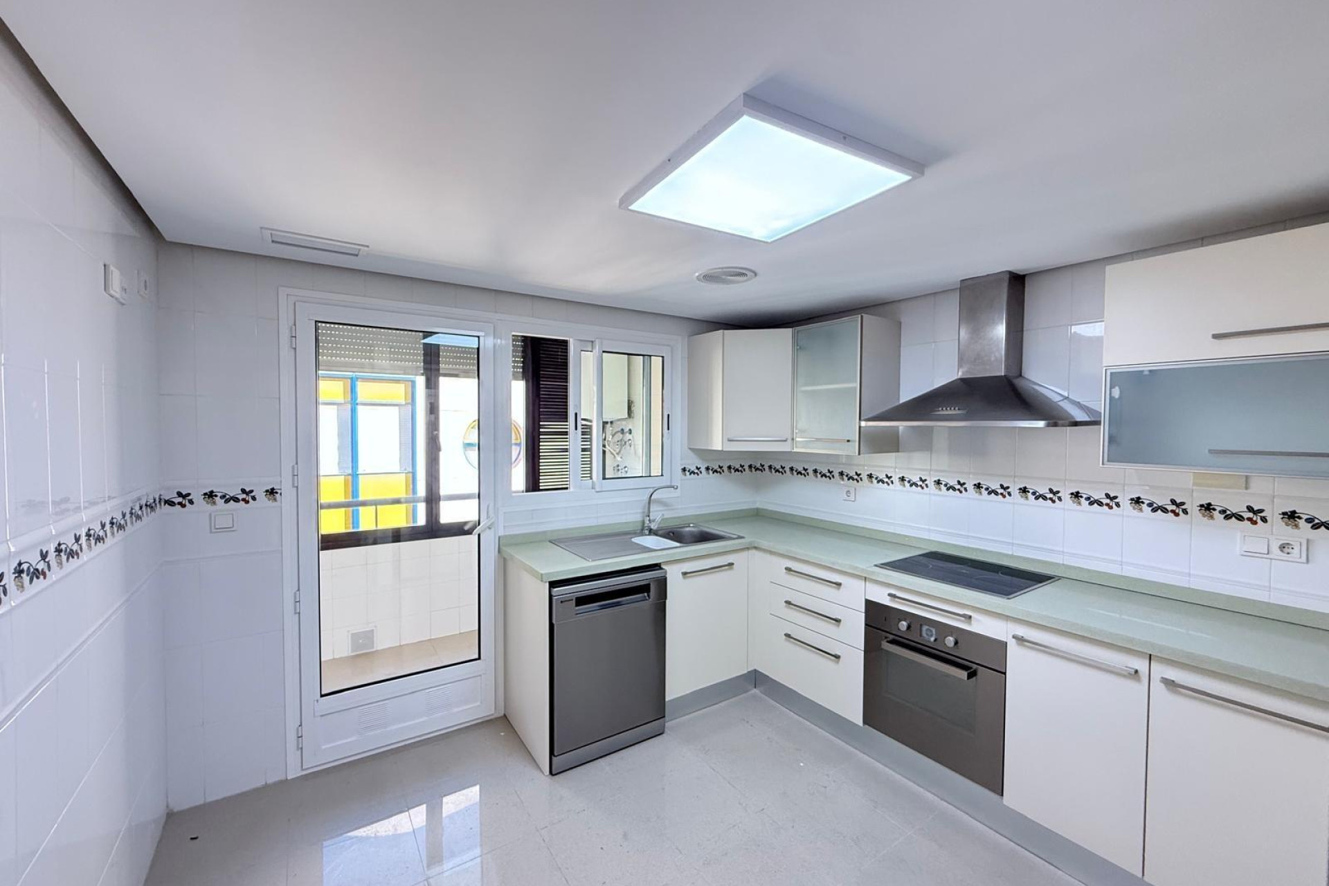 Resale - Apartment  - Torrevieja - Puerto Deportivo