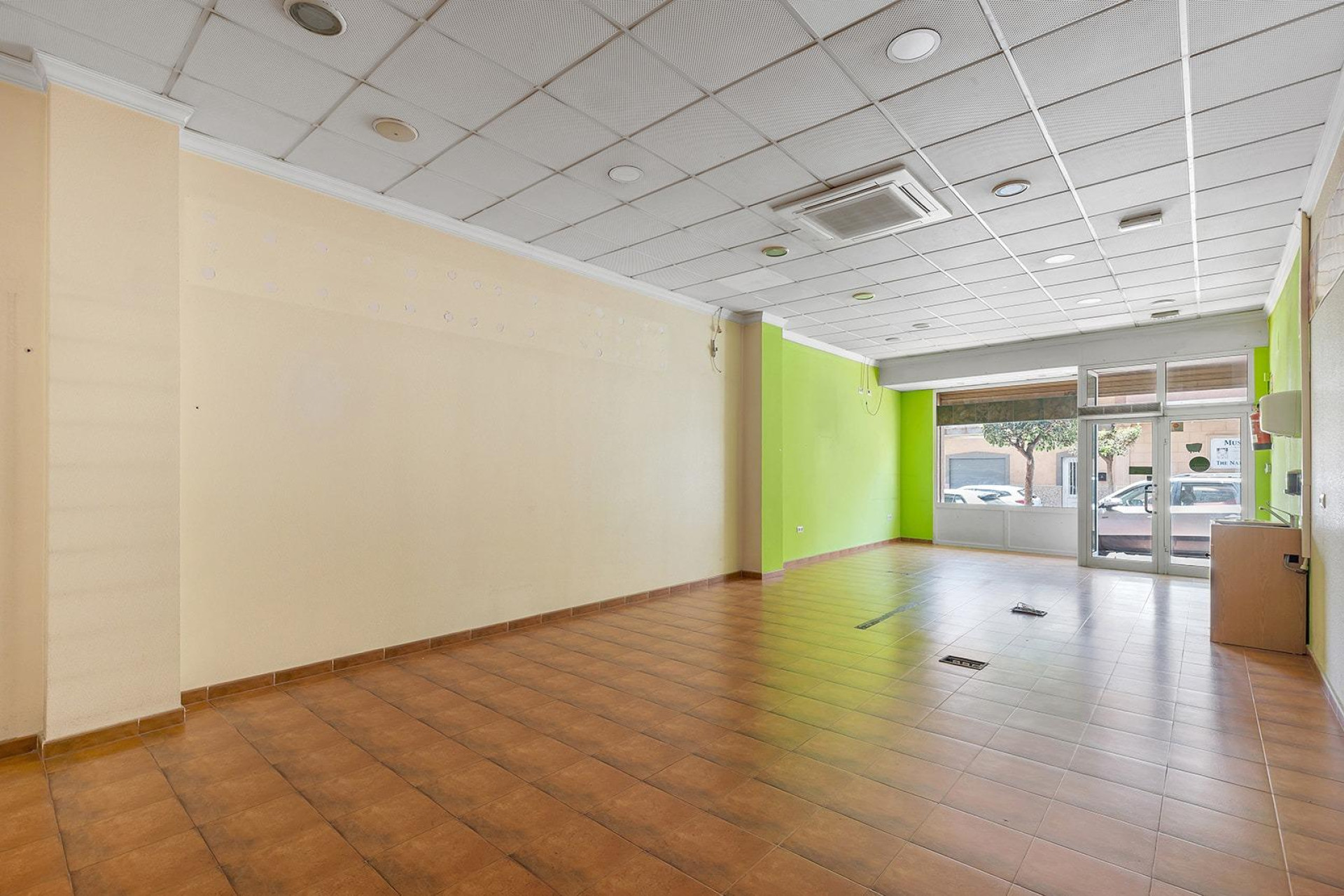 Resale - Commercial for sale - Torrevieja - Centro