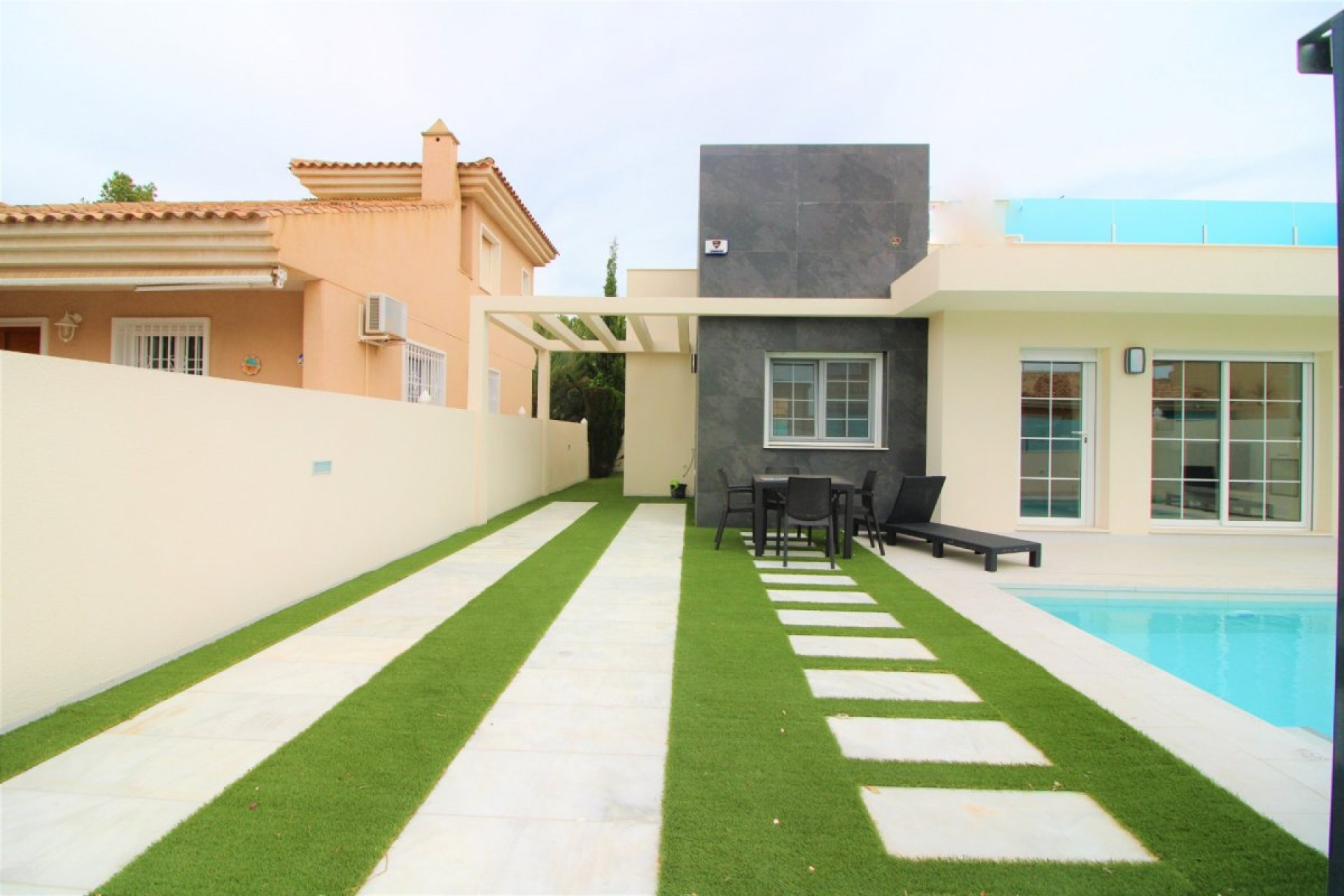 Resale - House - Torrevieja - Punta prima