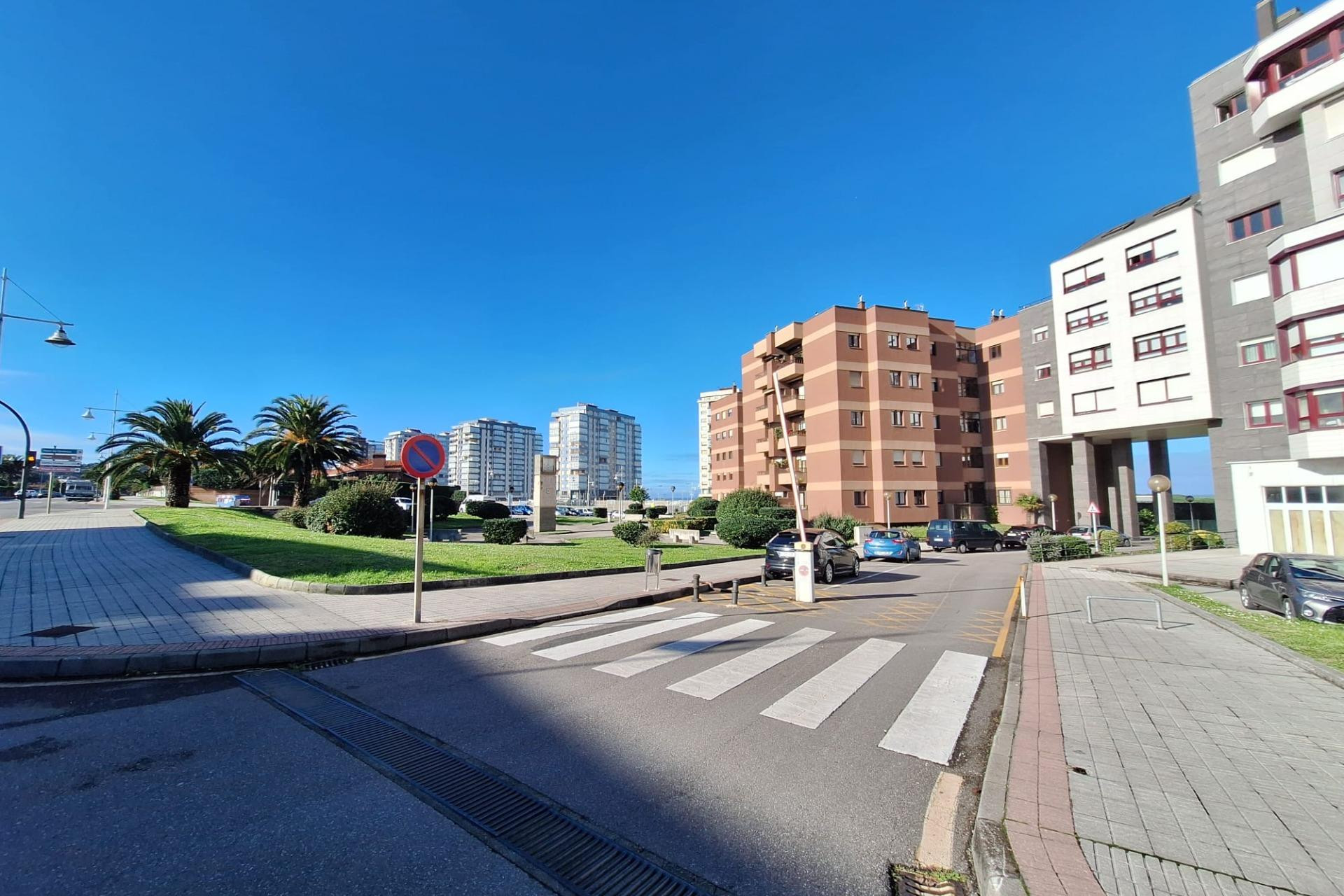 Resale - Parking - Salinas