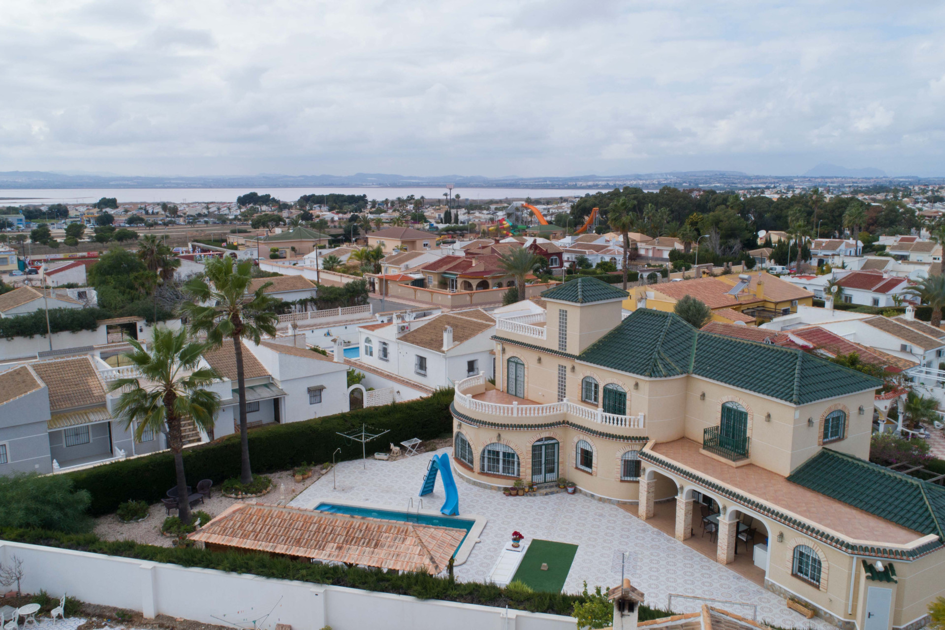 Resale - Villa for sale - Torrevieja - El Chaparral