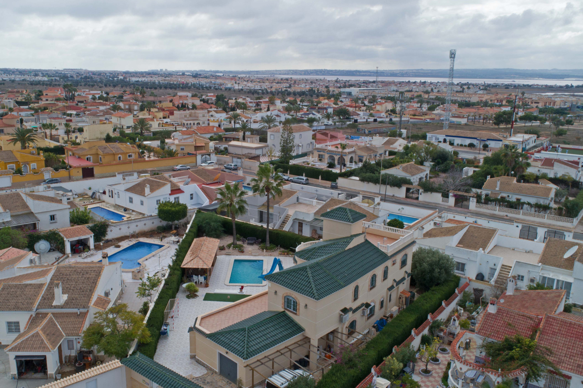 Resale - Villa for sale - Torrevieja - El Chaparral