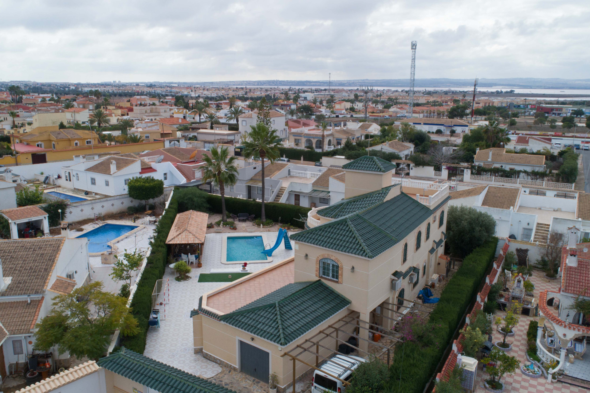 Resale - Villa for sale - Torrevieja - El Chaparral