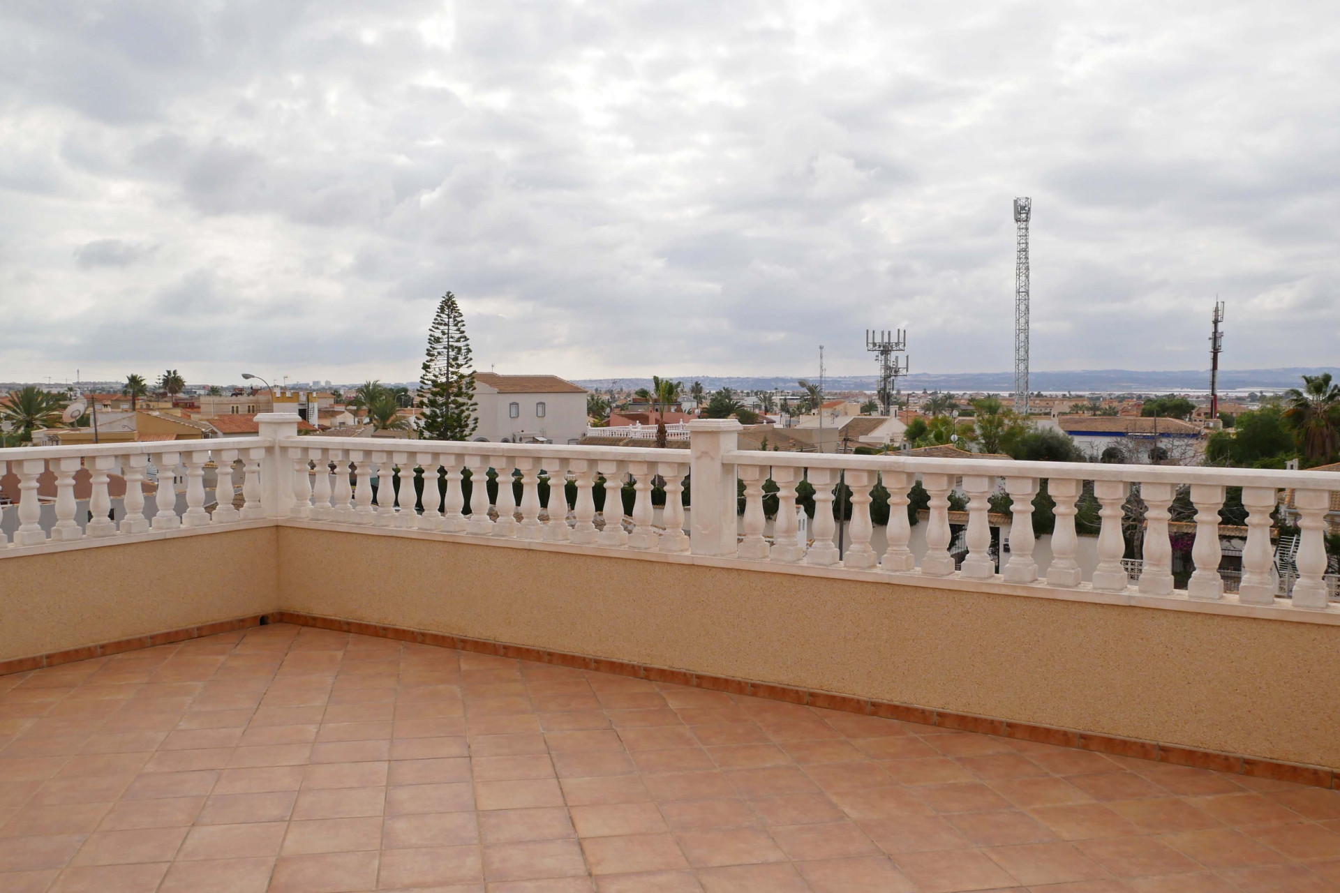 Resale - Villa for sale - Torrevieja - El Chaparral