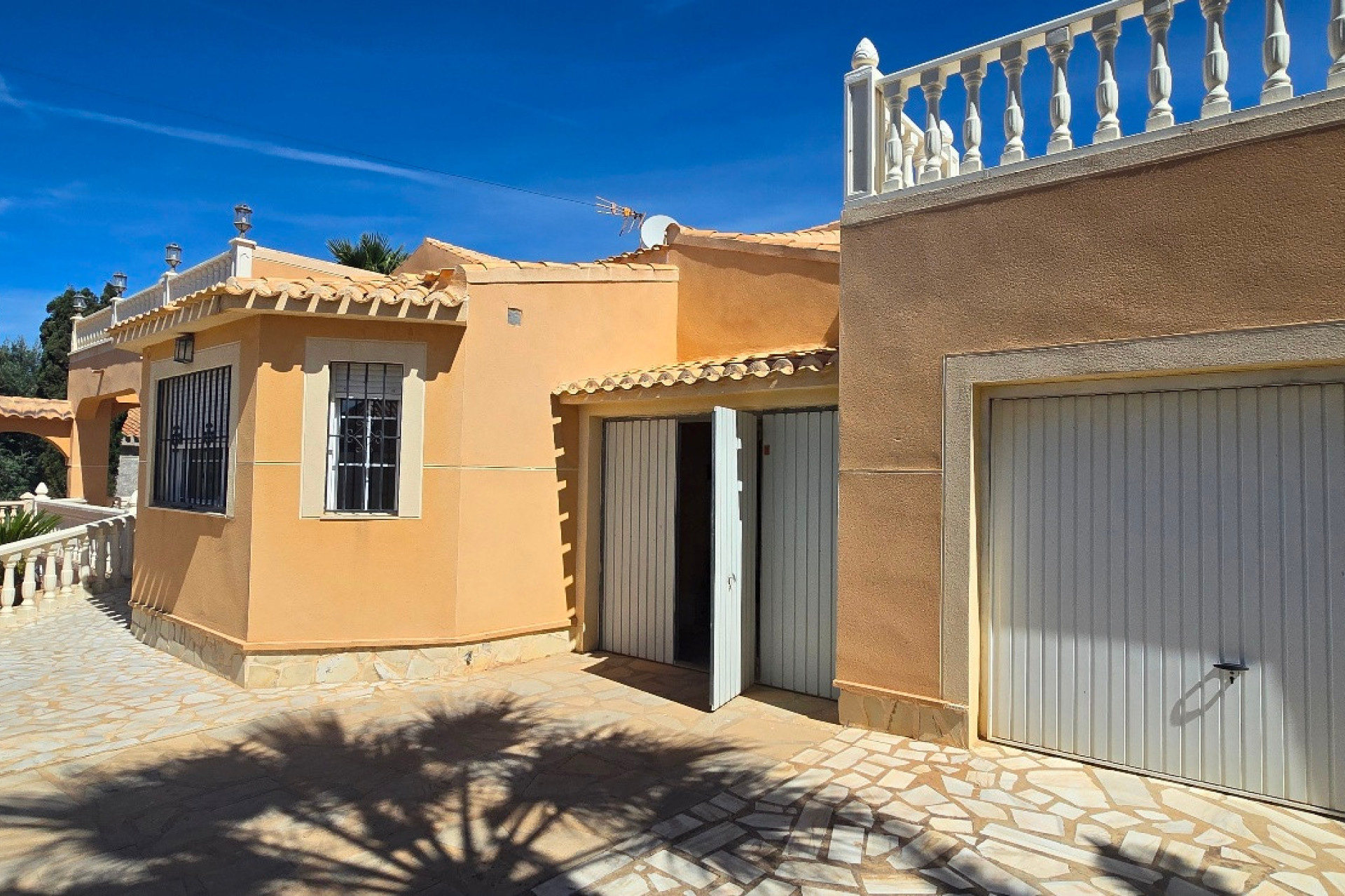 Resale - Villa for sale - Torrevieja - El Chaparral