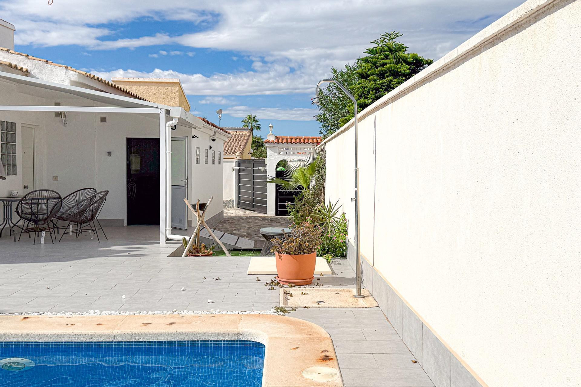 Resale - Villa - Orihuela Costa - La Florida